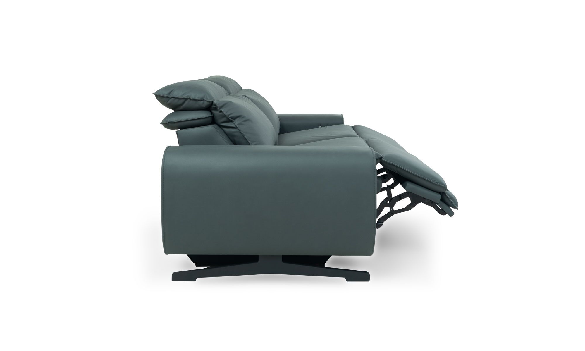 lado-medio-abierto VIENA Vista lateral del Sofá Reclinable Viena de la marca Aristas. Un diseño contemporáneo y elegante, que presenta un mecanismo reclinable, reposabrazos acolchados y un acabado en tela suave.