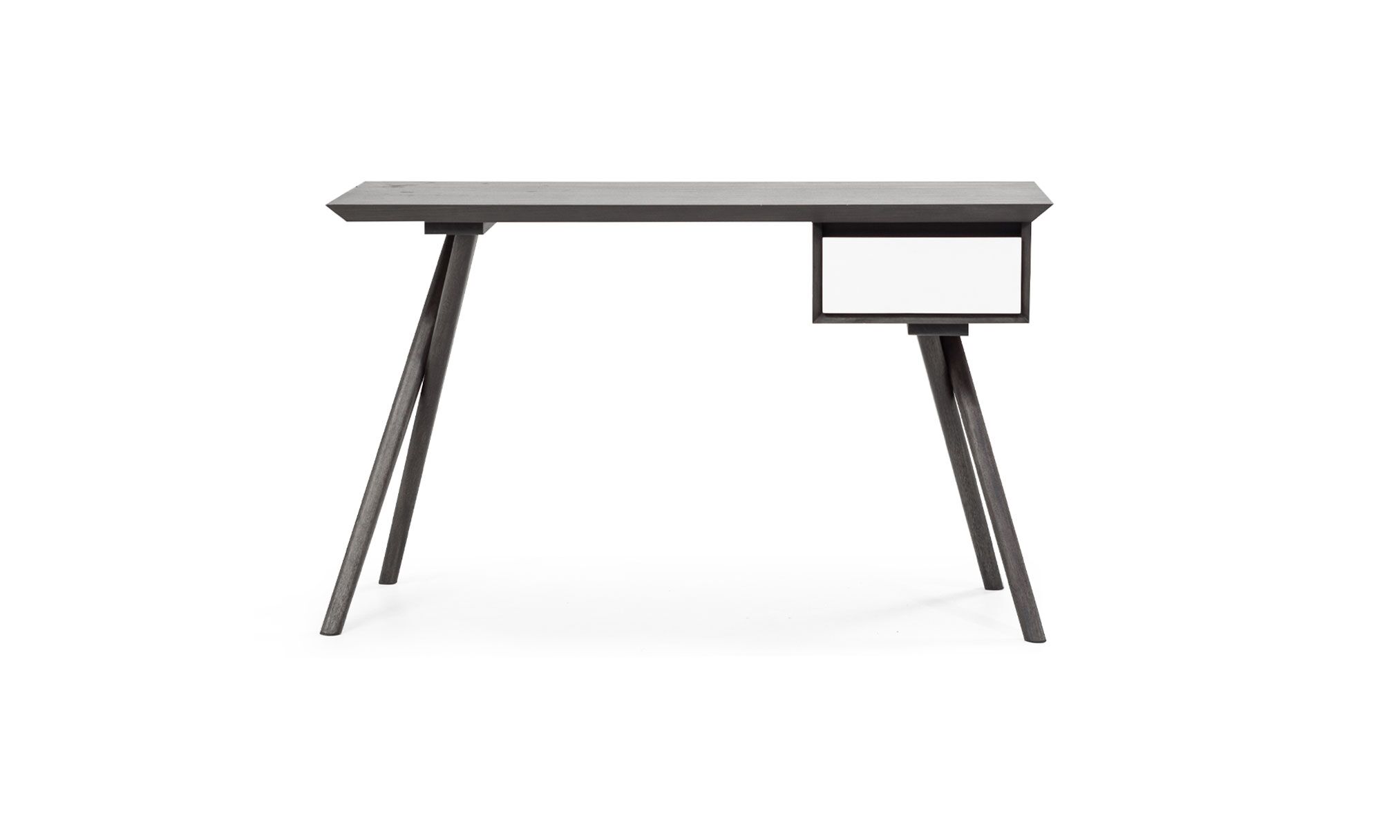 1.Escritorio-Xenia Escritorio Xenia de la marca Aristas, visto en perspectiva frontal. Un diseño moderno y elegante en madera color Ceniza, con una superficie amplia y un cajón integrado de color blanco.