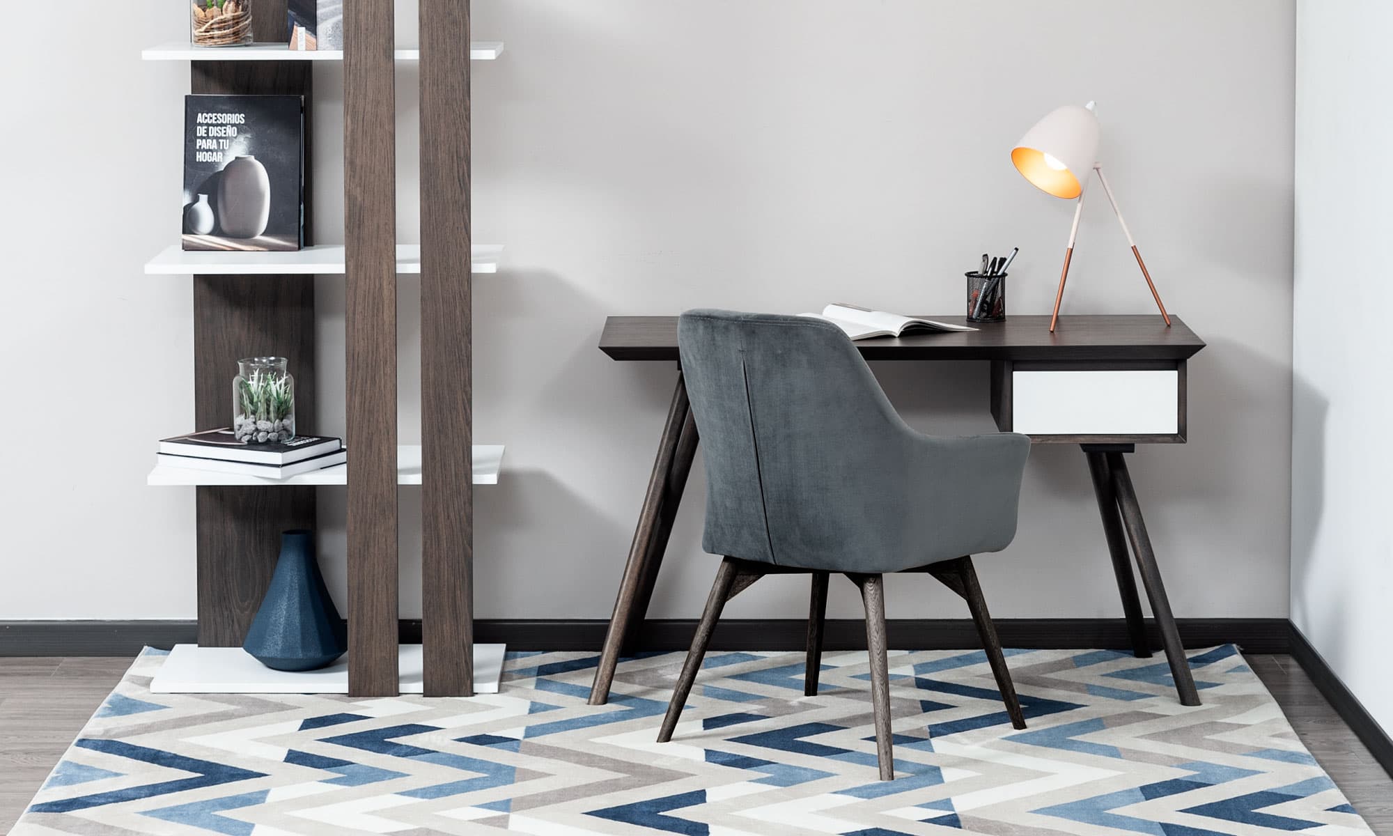 5-Ambiente-Escritorio-Xenia-_-Cenizo Escritorio Xenia de la marca Aristas, visto en perspectiva frontal. Un diseño moderno y elegante en roble europeo, con una superficie amplia, base estilizada y cajón integrado.