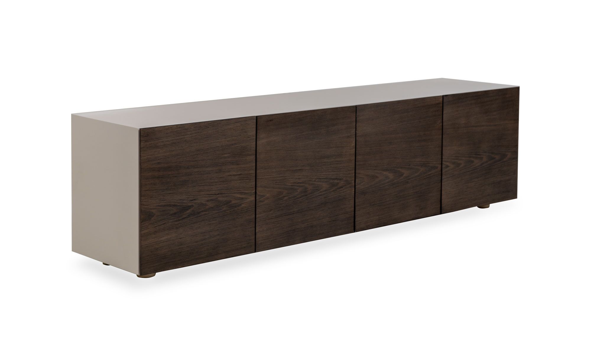 3,4 PARSON Vista diagonal del aparador Parson con puertas en roble 160 de la marca Aristas. Presenta un diseƱo minimalista en roble europeo de color Gris Niebla, con puertas en madera color Chocolate.