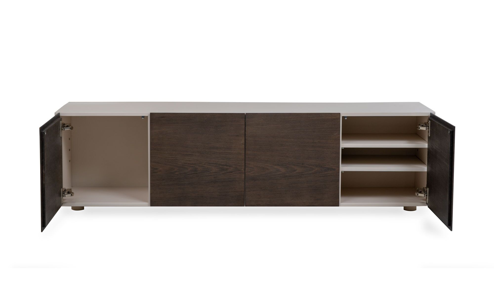 frente-dos-puertas-laterales-abiertas PARSON Vista frontal del aparador Parson con puertas en roble 160 de la marca Aristas. Presenta un diseƱo elegante y minimalista en roble europeo, con puertas en madera color Chocolate.