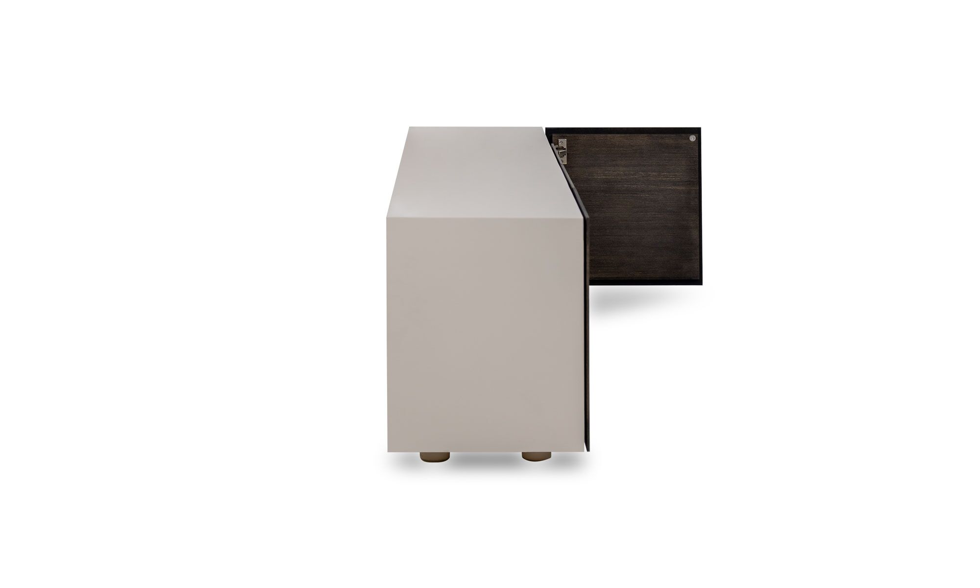 lado-puerta-abierta PARSON Vista lateral del Aparador Parson con puertas en roble 160 de la marca Aristas. Presenta un diseƱo elegante, minimalista y funcional en roble europeo, con puertas amplias en madera color Chocolate.