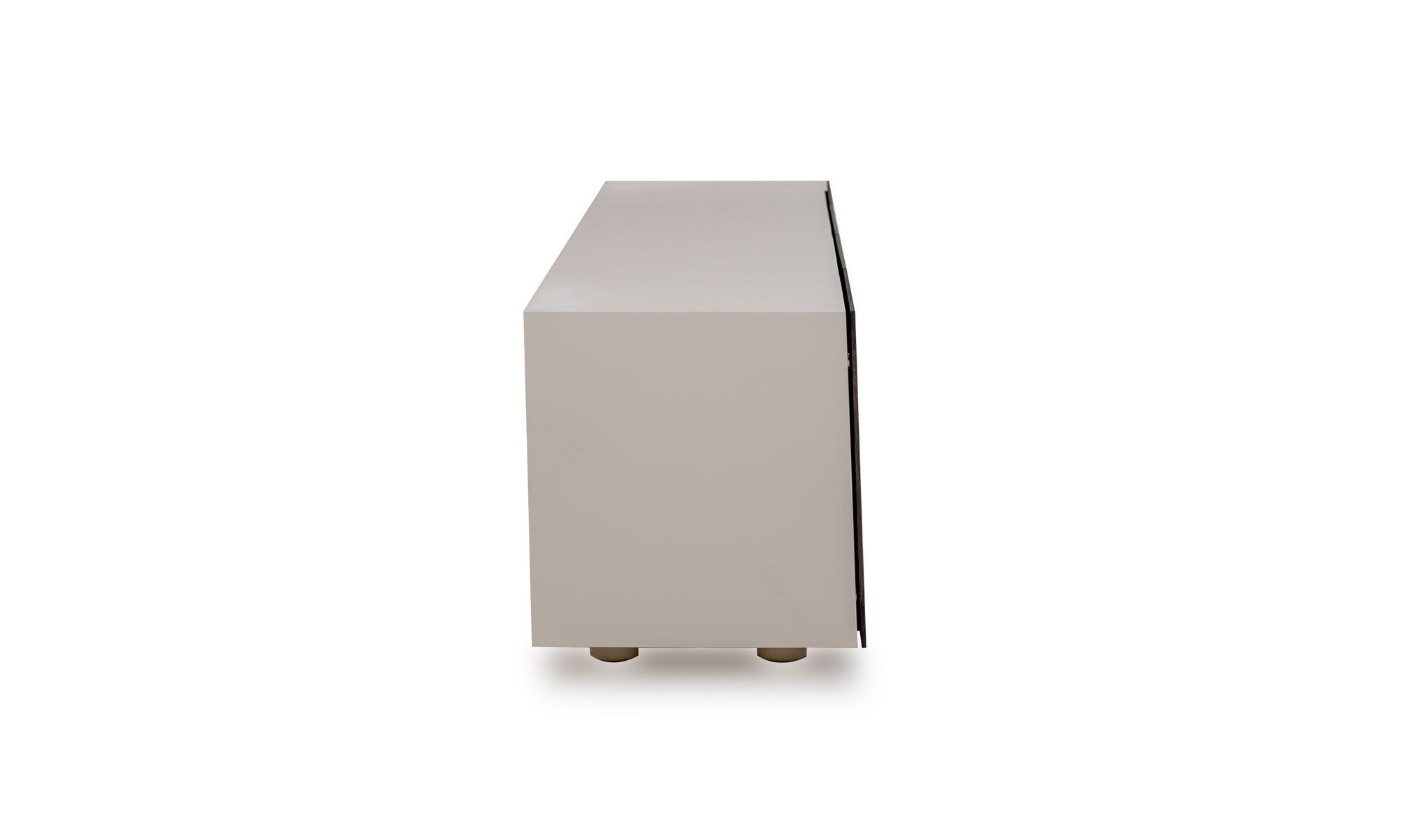 lado PARSON Vista lateral del Aparador Parson con puertas en roble 160 de la marca Aristas. Presenta un diseƱo elegante, minimalista y funcional en roble europeo, con puertas amplias en madera color Chocolate y patas delgadas y rectas.