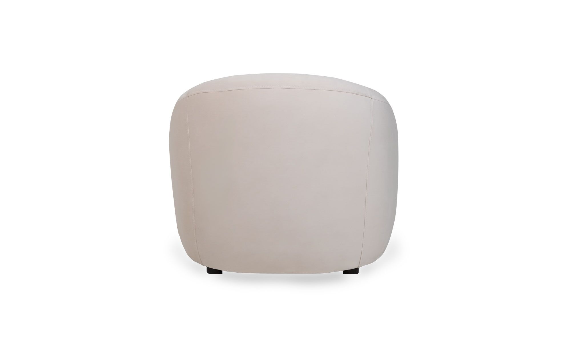 espalda Poltrona Milan de la marca Aristas vista posterior. Presenta un diseño contemporáneo con un respaldo alto, acabado en tela suave y patas de madera sutiles que complementan su estilo elegante.