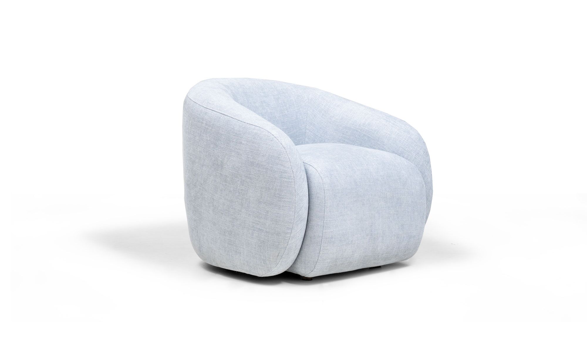 POLTRONA-MILAN-azul-menta-parte-34 Poltrona Milan de la marca Aristas vista en diagonal. Un diseño contemporáneo de líneas elegantes, con un respaldo alto, asiento acolchado y patas discretas.