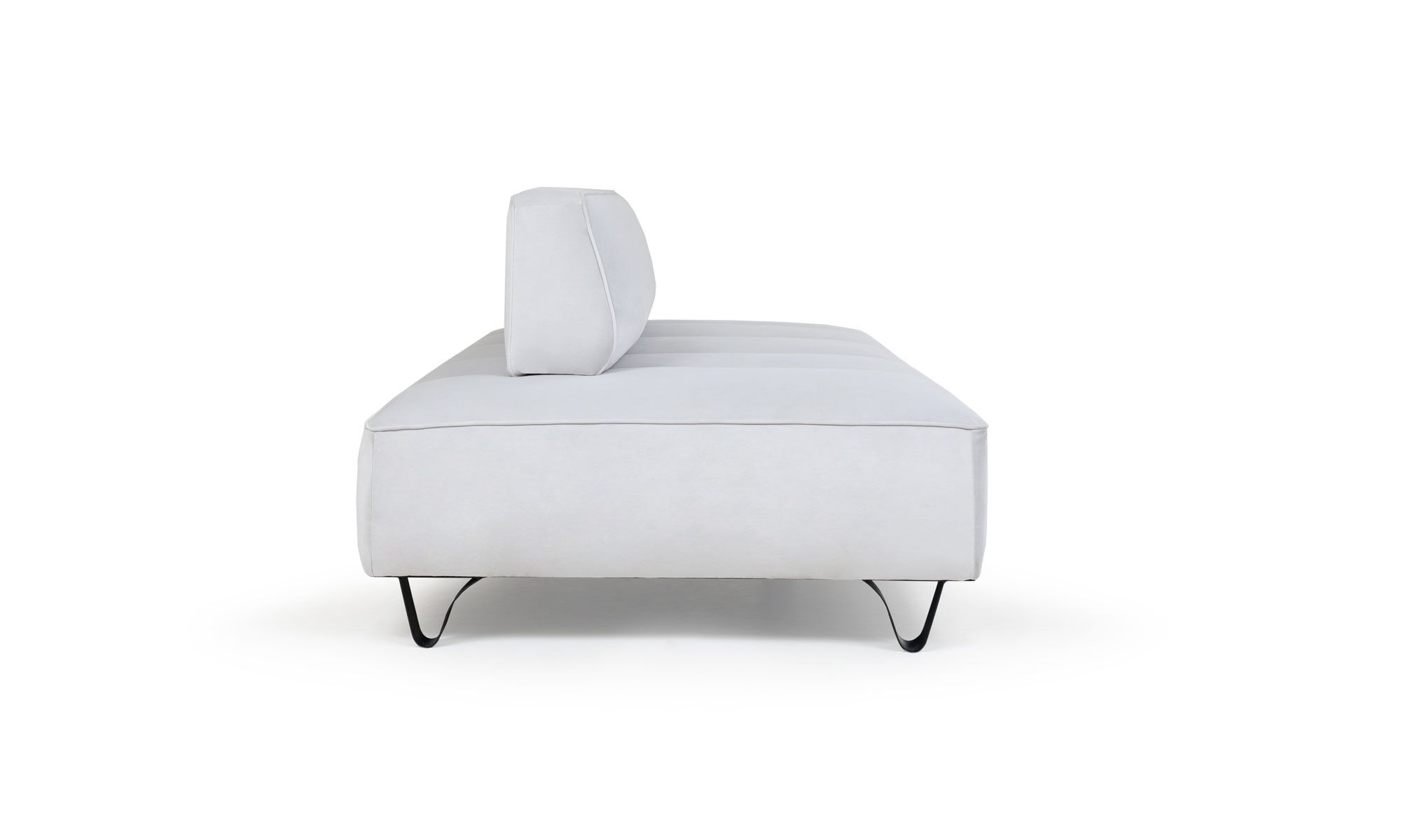 sofa-cama-lado Sofá Cama Boston de la marca Aristas visto en perspectiva lateral. Un diseño funcional de líneas rectas, con un asiento acolchado y patas metálicas elegantes.