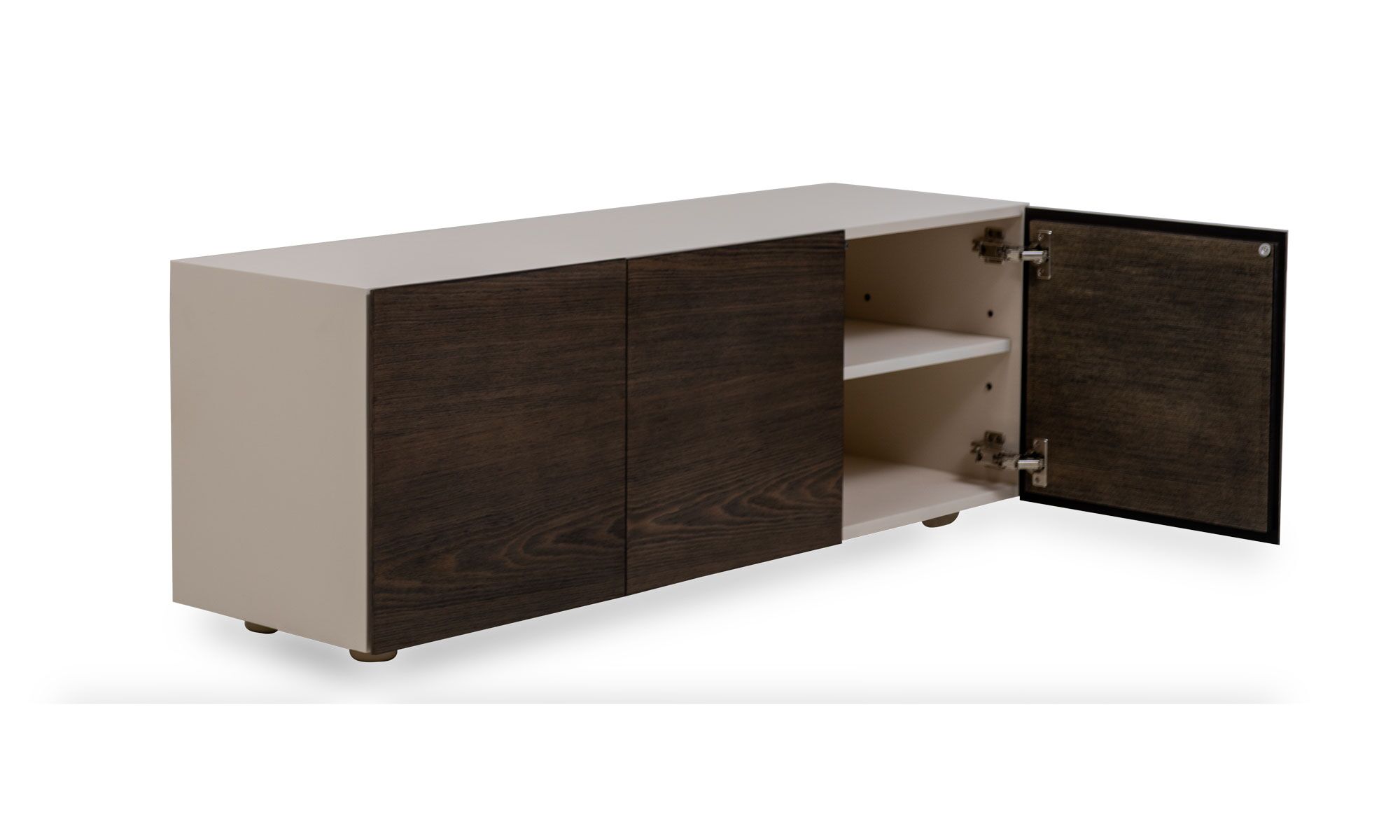 3,4-puertas-abiertas Vista frontal del Aparador Parson con puertas en roble 120 de la marca Aristas. Presenta un diseño elegante y contemporáneo en roble europeo, con puertas de líneas rectas y limpias en madera color chocolate.