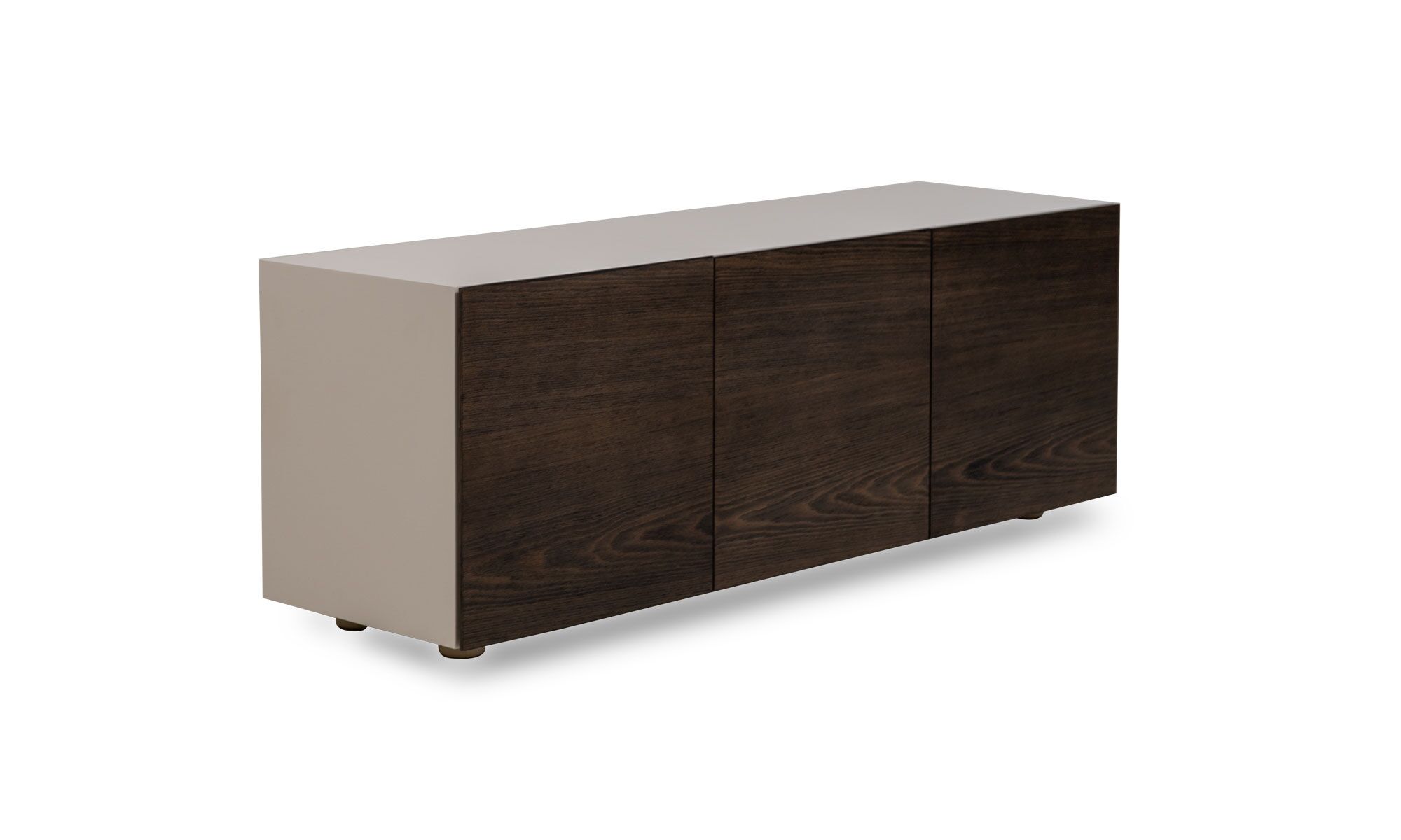 3,4 Vista en diagonal del Aparador Parson con puertas en roble 120 de la marca Aristas. Presenta un diseño elegante y contemporáneo en roble europeo, con puertas de líneas rectas y limpias en madera color chocolate y patas sutiles que realzan su estilo minimalista.