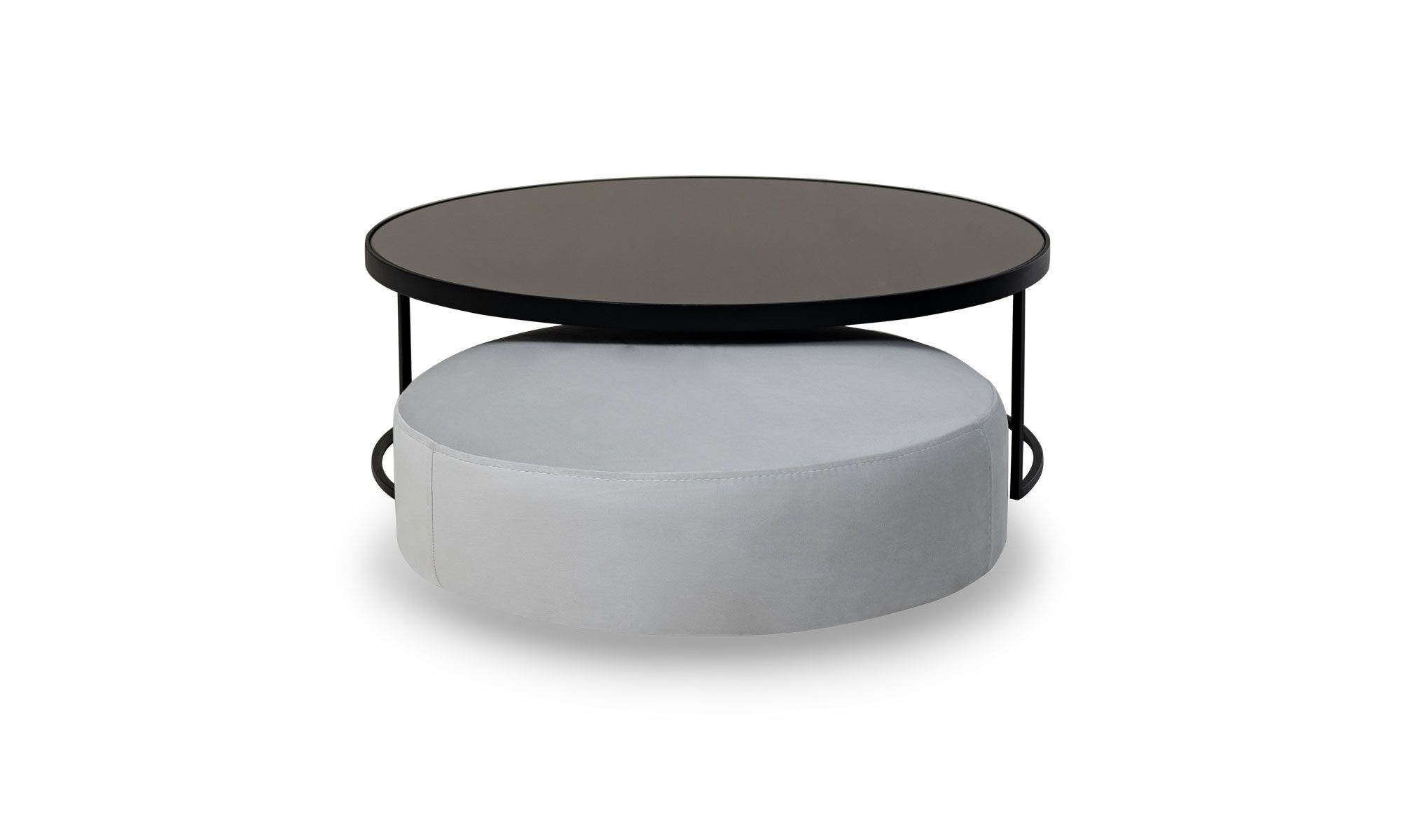 FRENTE Juego de Mesa Centro Luna Mad 90 y Puff Luna 70 de la marca Aristas vista frontal. Un diseño moderno y elegante con una mesa robusta y minimalista en roble europeo y un puff redondo con acabado en tela suave color Derza Plata.