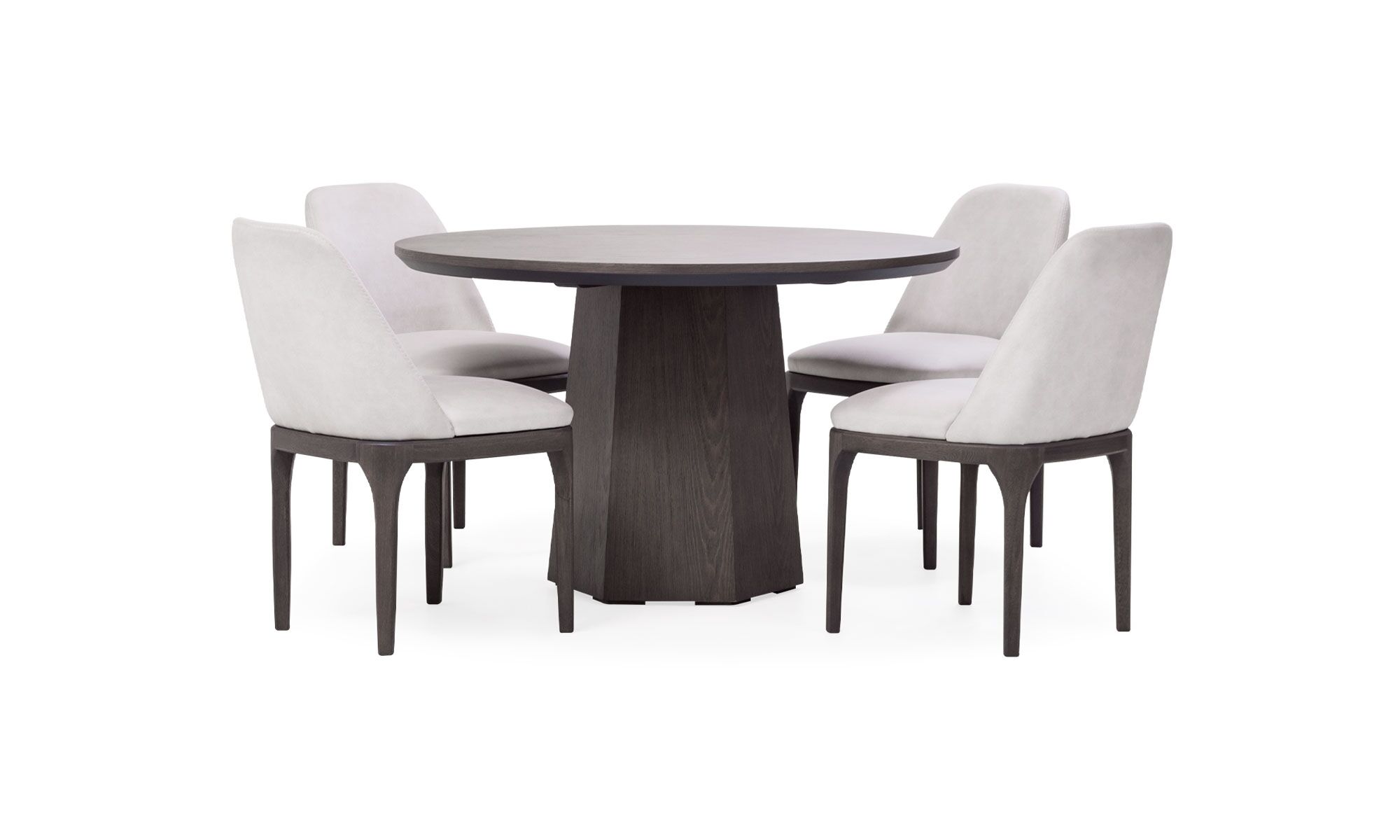 2.MESA-COMEDOR-MILANO-REDONDA-4-SILLAS-LISBOA Mesa Comedor Milano redonda con 4 sillas Lisboa de la marca Aristas, vista en diagonal. La mesa tiene una superficie circular elegante, sostenida por una base central robusta. Las sillas Lisboa cuentan con asientos acolchados, acabado en tela suave y patas rectas en madera color Ceniza.