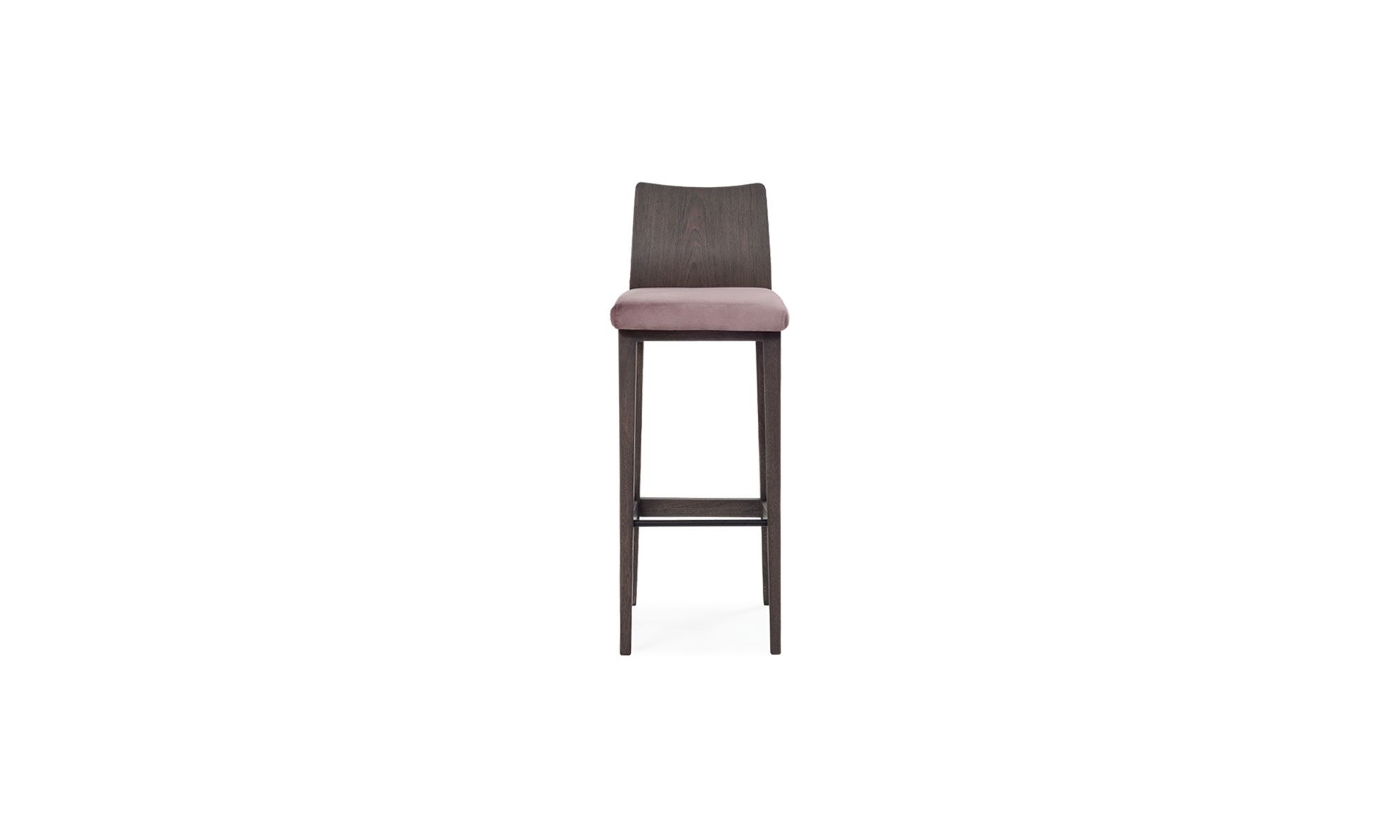 1.SILLA-BAR-TRIANGOLO-ALTA Silla Bar Triangolo de la marca Aristas, vista en perspectiva frontal. Un diseño elegante, que presenta un respaldo bajo en madera color Ceniza y un asiento tapizado en tela suave.