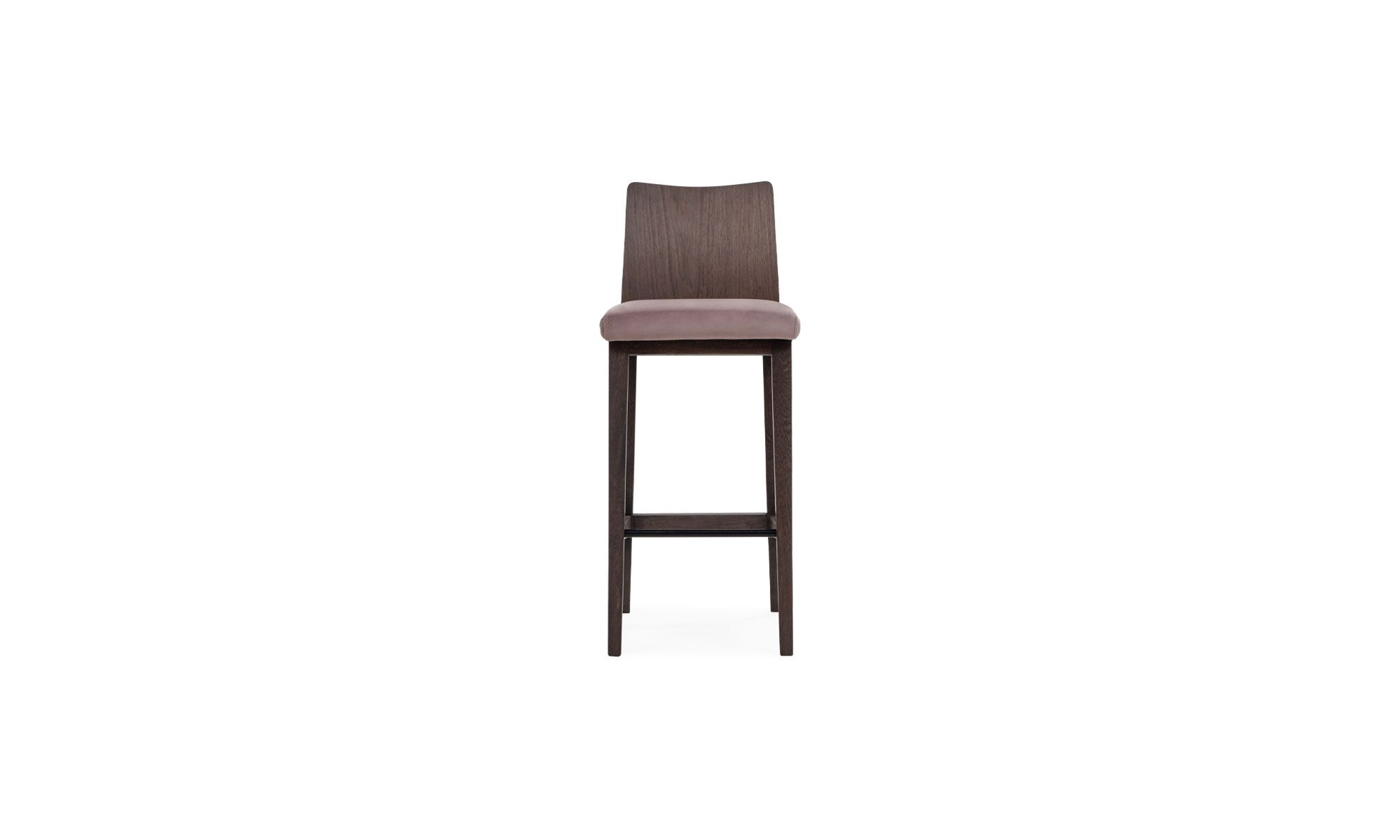 1.SILLA-BAR-TRIANGOLO-BAJA Silla Bar Triangolo de la marca Aristas, vista en perspectiva frontal. Un diseño elegante, que presenta una estructura en madera, con un respaldo curvo y patas rectas.