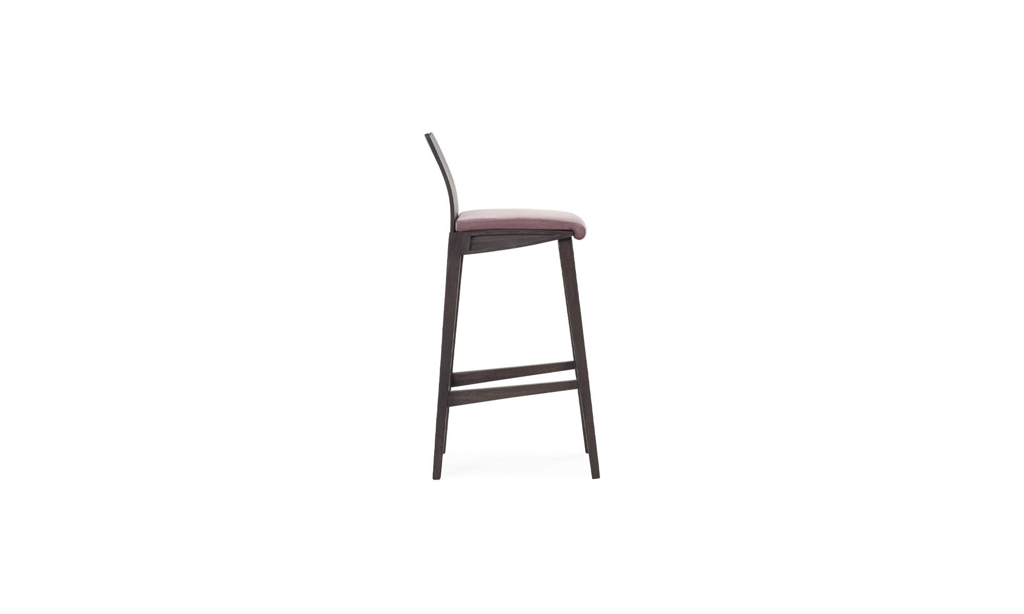 3.SILLA-BAR-TRIANGOLO-ALTA Silla Bar Triangolo de la marca Aristas, vista en perspectiva lateral. Un diseño moderno y elegante en madera, que presenta un asiento acolchado y patas largas.