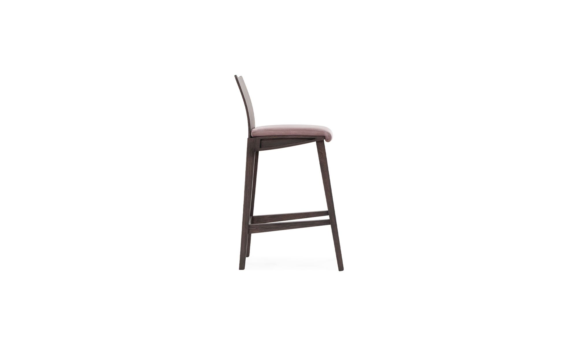 3.SILLA-BAR-TRIANGOLO-BAJA Silla Bar Triangolo de la marca Aristas, vista en perspectiva lateral. Un diseño moderno y elegante en madera color Ceniza, que presenta un respaldo bajo, asiento acolchado y patas largas.