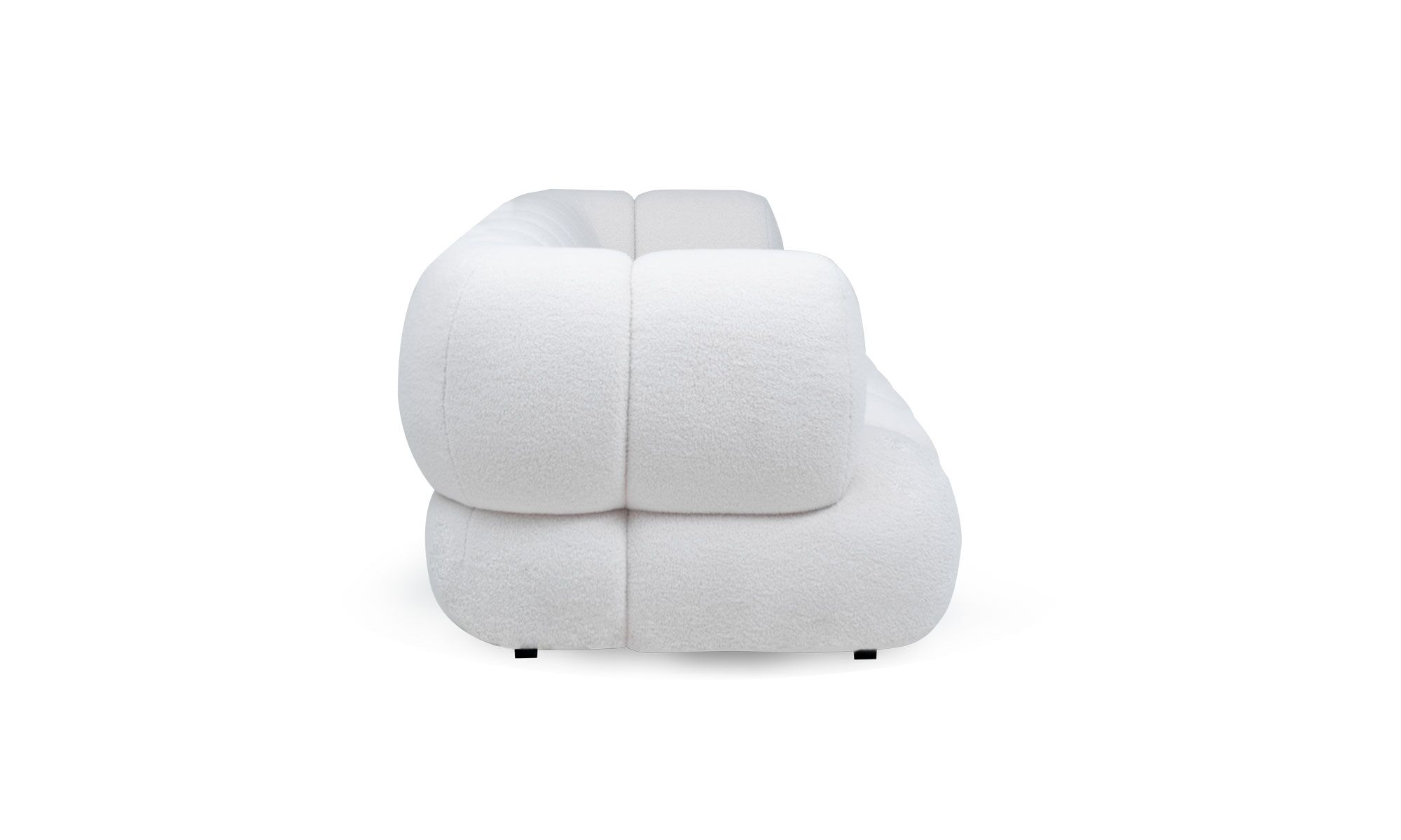 Sofa-estambul-3-puestos-lado Vista lateral del Sofá Estambul de 3 puestos de la marca Aristas. Un diseño moderno de líneas elegantes y curvas, con un asiento y respaldar acolchados en tela suave.