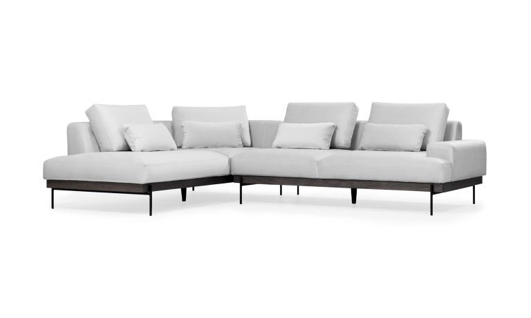 Vista diagonal de la Sala en L Modular Maia de la marca Aristas. Un diseño elegante y contemporáneo con un tapizado suave y patas delgadas en metal.