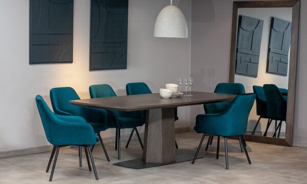 ambiente napoles-turin (1) Mesa Comedor Nápoles con 8 Sillas Turín P/N de la marca Aristas vista en diagonal. La mesa tiene una forma rectangular de acabado liso en madera color Ceniza, y, las sillas Turín cuentan con un respaldo alto y acolchado de color Nobuck Marino.