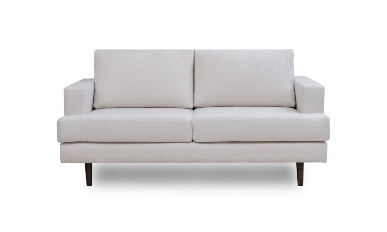 Vista frontal del Sofá Antonella de la marca Aristas. Un diseño sofisticado de líneas elegantes, con cojines acolchados y un acabado en tela suave.