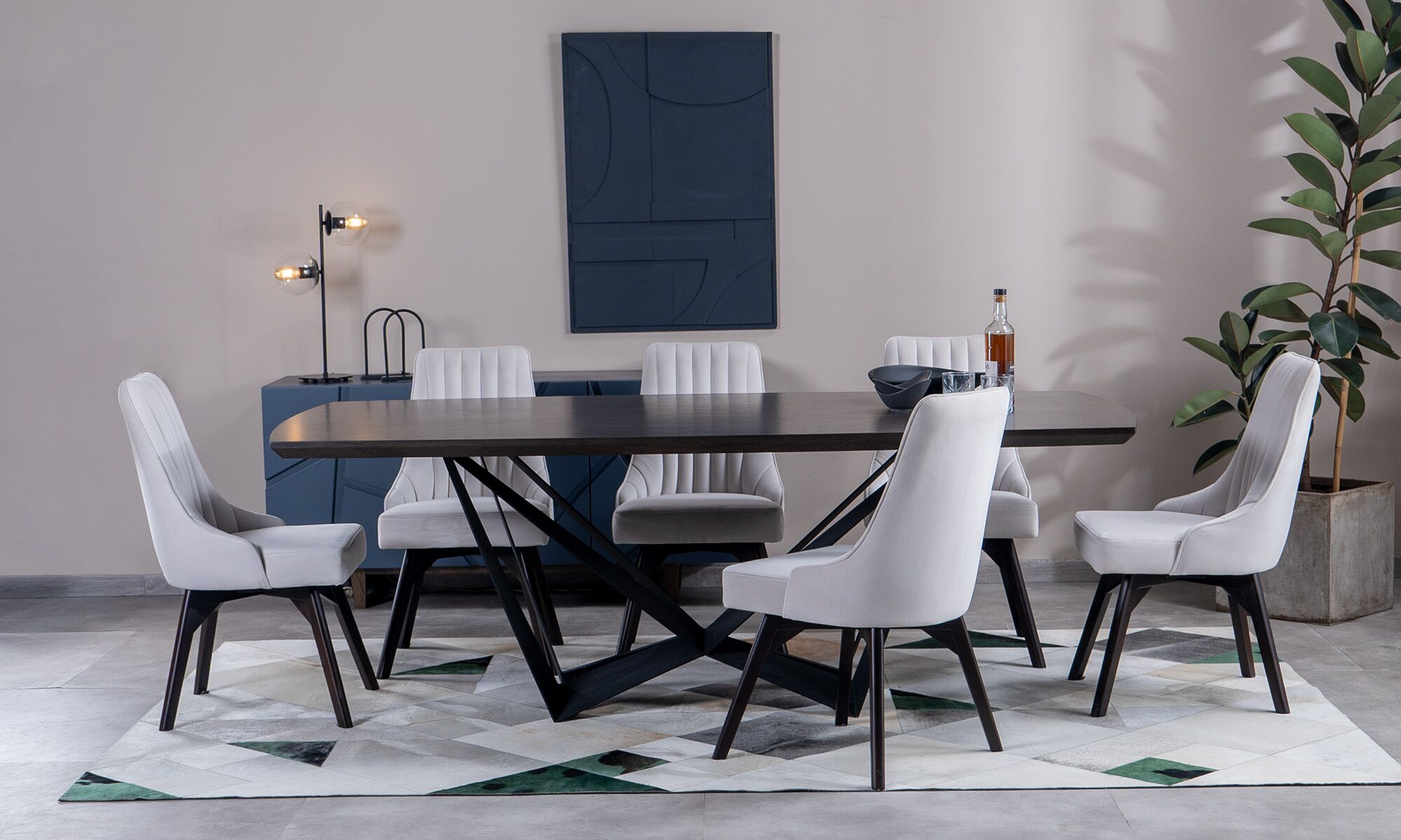 Comedor Versalles + sillas florencia Vista frontal de la Mesa Comedor Versalles y 6 Sillas Florencia de la marca Aristas. La mesa presenta un diseño clásico con una superficie rectangular en madera y una base moderna metálica. Las sillas Florencia complementan el conjunto con respaldos altos, líneas elegantes y asientos tapizados en tela suave.