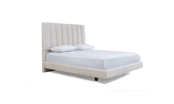 Vista diagonal de la Cama Julieta Apolo Tap de la marca Aristas. Un diseño elegante y sofisticado en el color de tela Tomasso Cuarzo, con un cabecero alto de líneas rectas y tapizado suave.