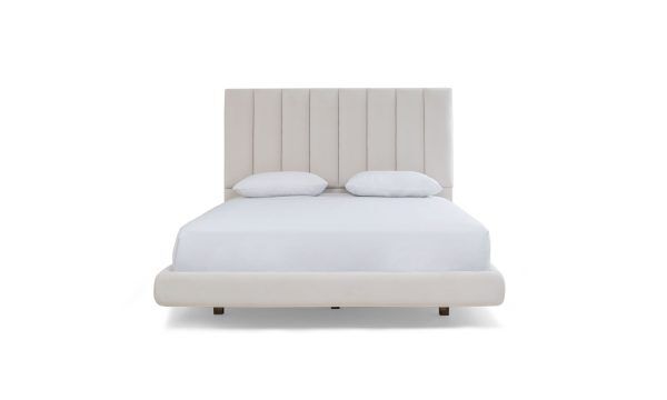 Vista frontal de la Cama Julieta Apolo Tap de la marca Aristas. Un diseño elegante y sofisticado, que presenta un cabecero alto y acolchado de líneas elegantes en el color de tela Tomasso Cuarzo.