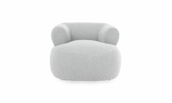 Vista frontal de la Poltrona Estambul de la marca Aristas. Un diseño moderno y elegante, con un asiento acolchado, respaldo bajo y acabado en tela suave de color Palatino Plata.