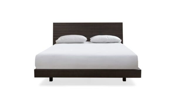 Vista frontal de la cama Toronto Ares Chaflán de Aristas. Un diseño elegante y moderno que destaca por sus líneas rectas y su elegante estructura. Tiene patas delgadas y discretas en madera.