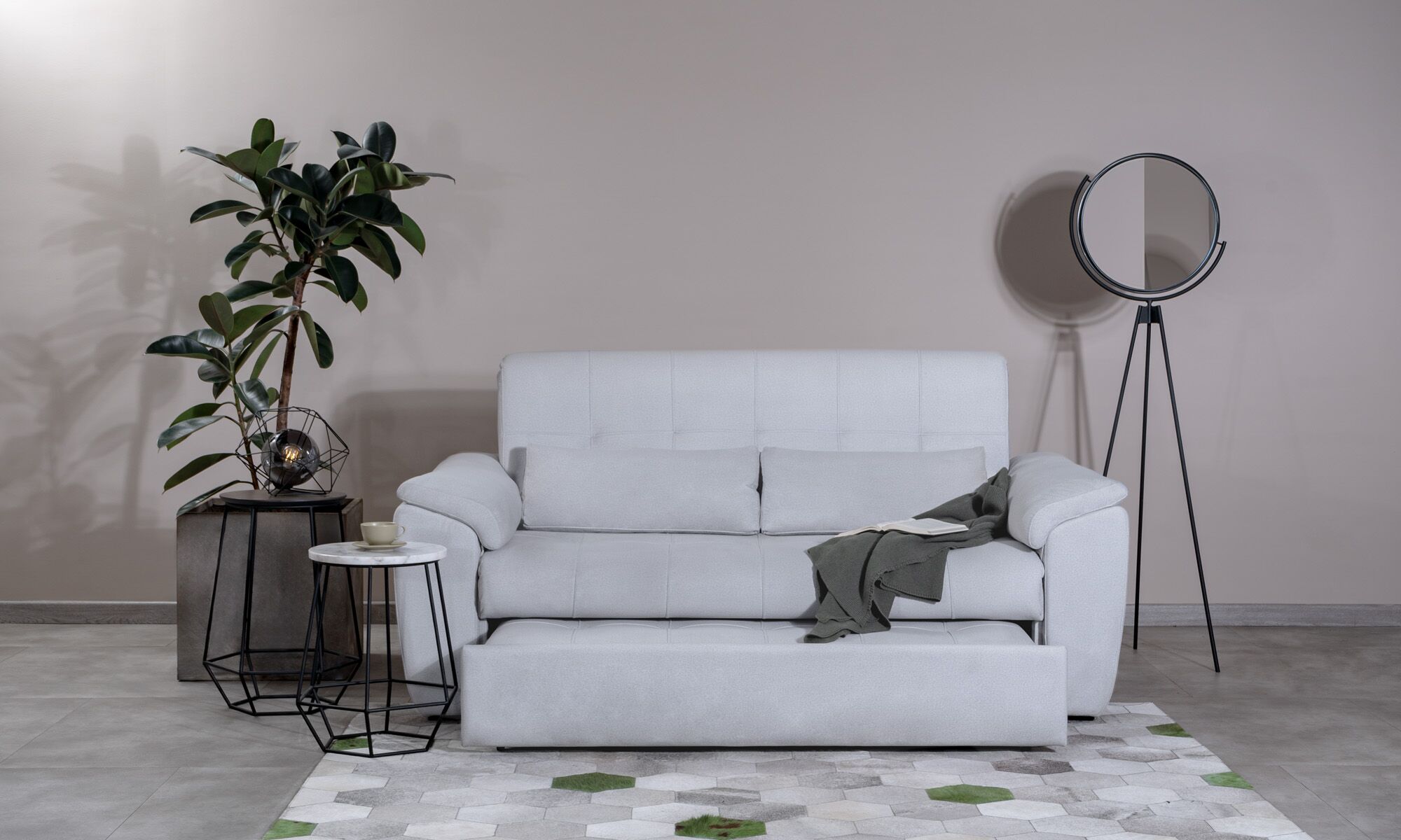 Sofa Cama Brooklin Vista frontal del Sofá Cama Brooklin de la marca Aristas. Presenta un diseño versátil y elegante con un tapizado suave y cojines acolchados. Su estructura permite convertirlo fácilmente en cama, ofreciendo funcionalidad y estilo.