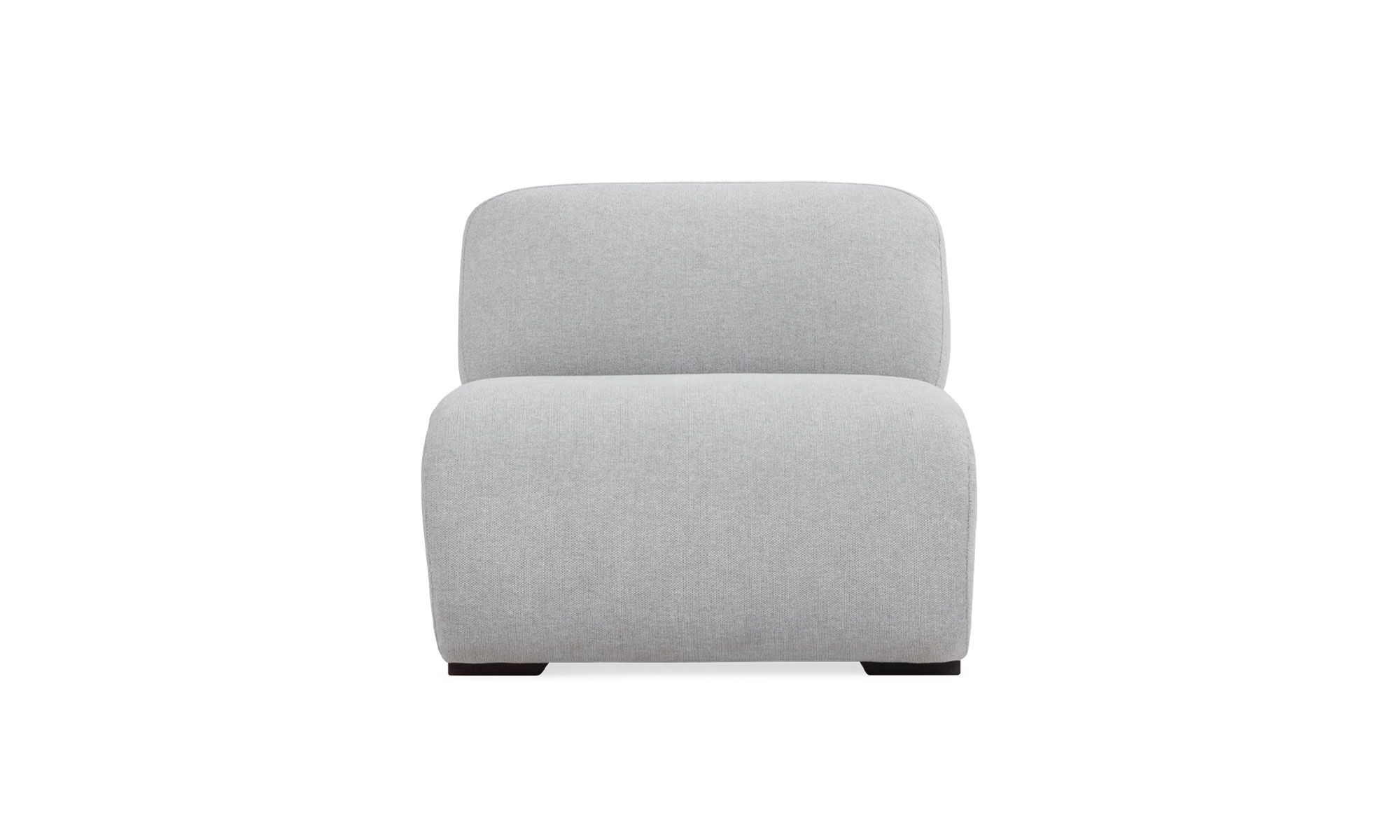 1.POLTRONA-EMMA Poltrona Emma de la marca Aristas, vista en perspectiva frontal. Destaca por su diseño sofisticado de líneas curvas, con un respaldo y asiento acolchados.