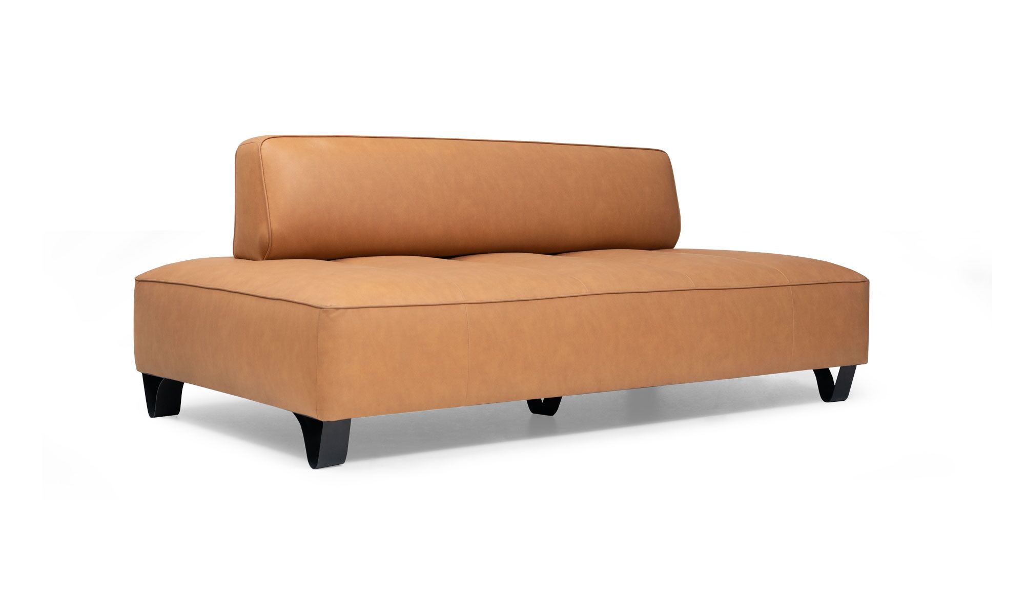 Sofa-boston-BRONCE-34 Sofá Cama Boston de la marca Aristas visto en diagonal. Un diseño moderno de líneas rectas, con un asiento acolchado y un acabado en tela suave.