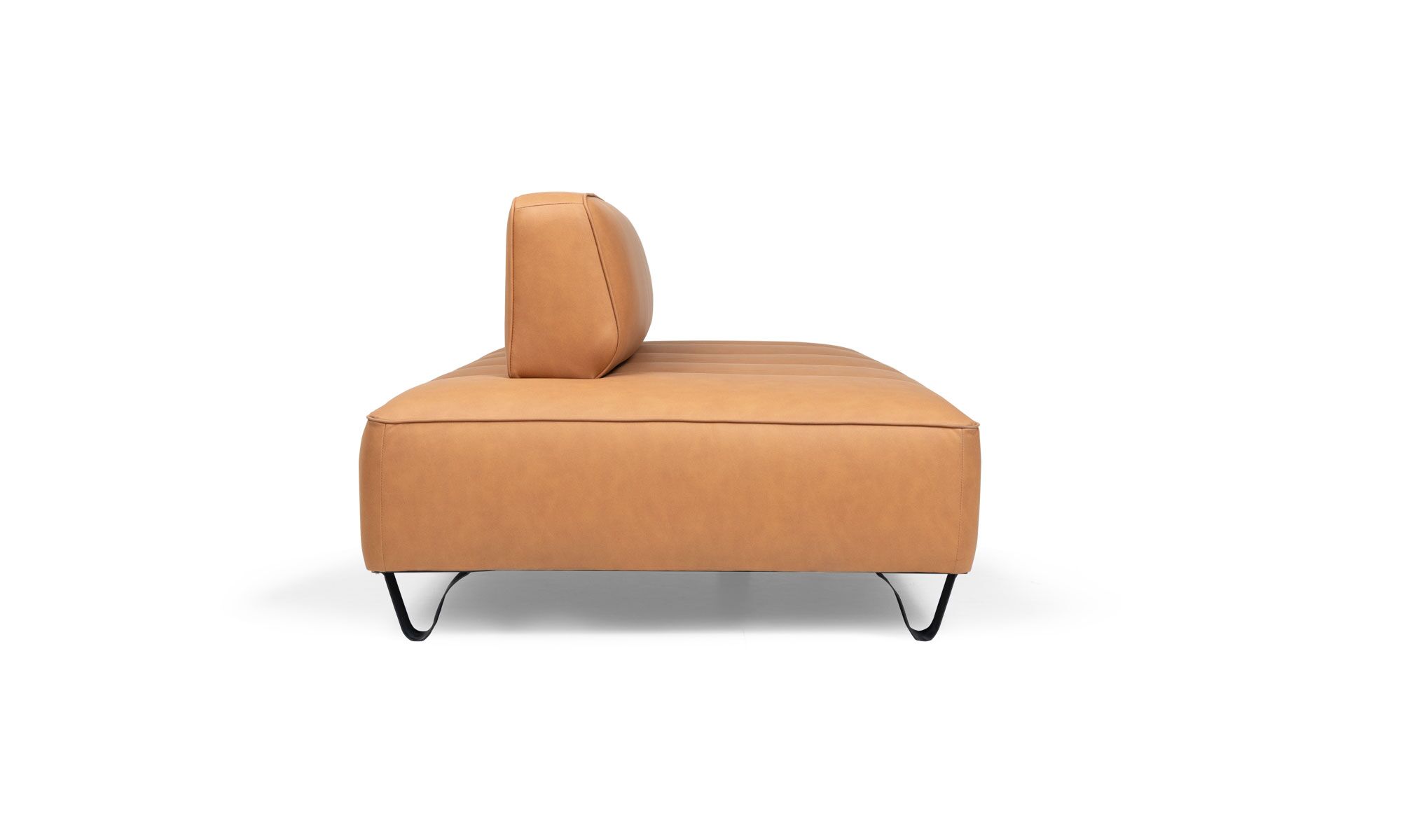 Sofa-boston-BRONCE-lado Sofá Cama Boston de la marca Aristas visto en perspectiva lateral. Un diseño funcional de líneas rectas, con un asiento y respaldo acolchados.