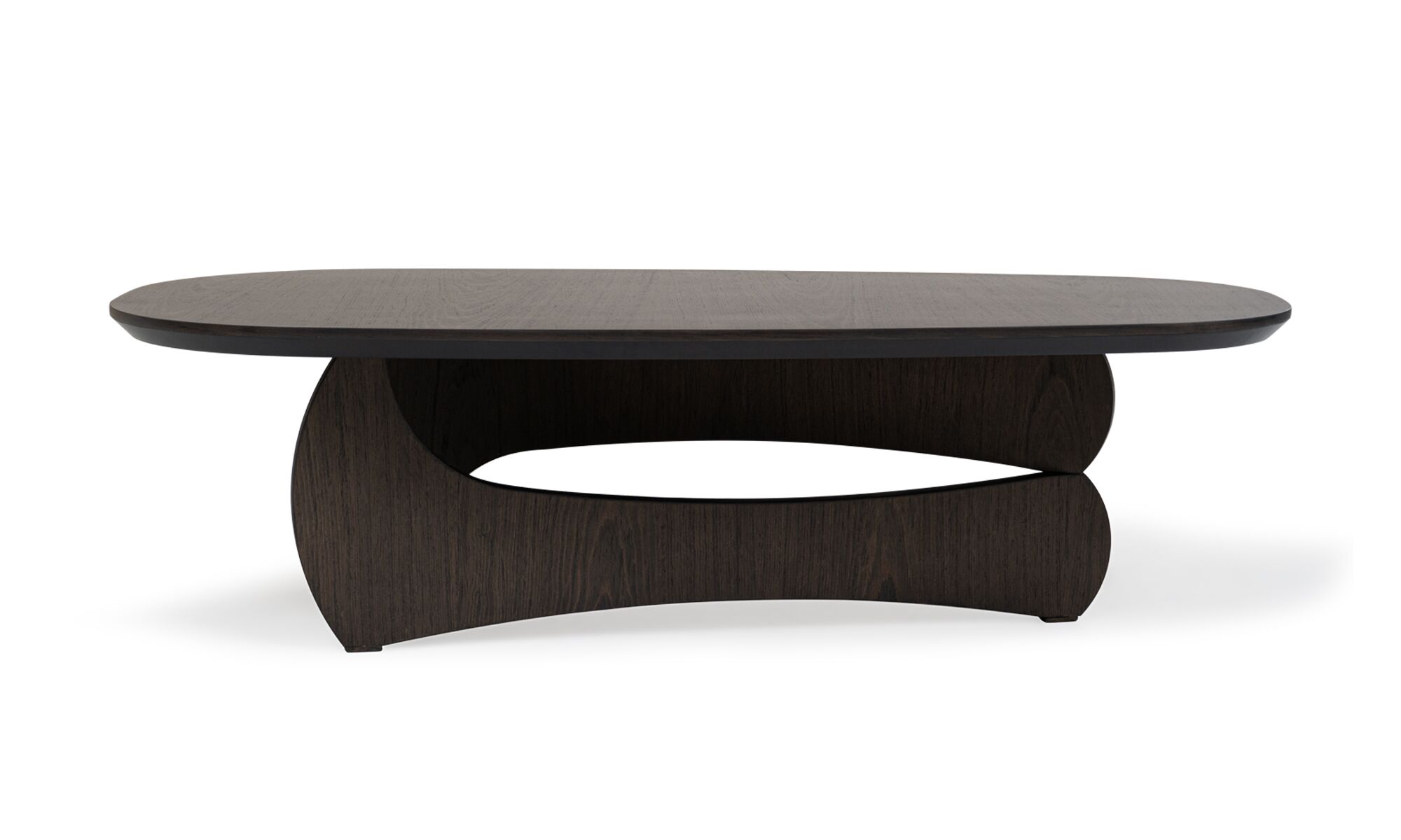 mesa-centro-chelsea-frontal-2 Mesa de Centro Chelsea de la marca Aristas, vista frontal. Presenta un diseño moderno con una superficie rectangular en madera color Ceniza. Su estructura cuenta con una base asimétrica y robusta.