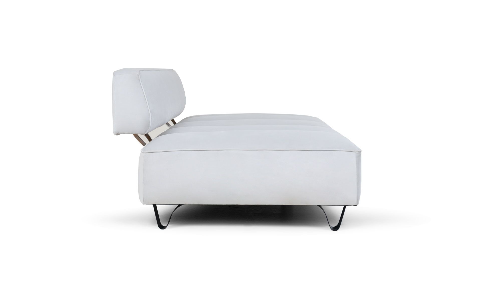 sofa-cama-lado-abierto Sofá Cama Boston de la marca Aristas visto en perspectiva lateral. Un diseño moderno de líneas rectas, con un acabado en tela suave y patas metálicas que aportan elegancia.