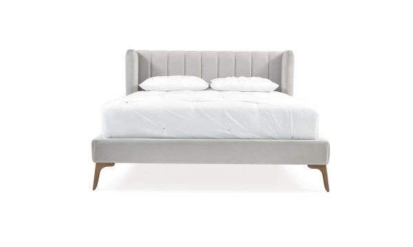 Cama Florencia de la marca Aristas vista en perspectiva frontal. Un diseño elegante con un cabecero alto, líneas limpias y patas delicadas en madera.