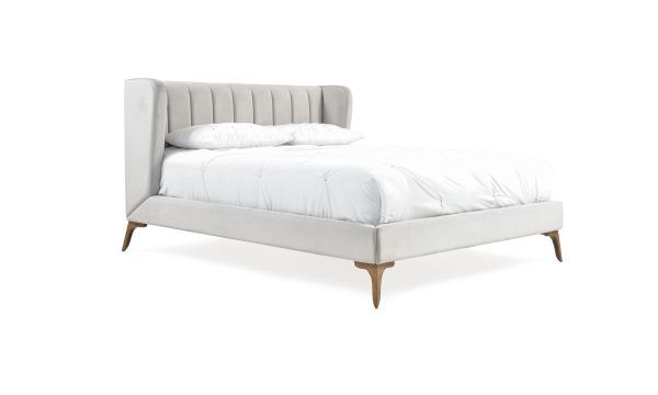 Cama Florencia de la marca Aristas vista en perspectiva diagonal. Un diseño elegante de líneas limpias, con un cabecero alto, un acabado en tela suave y patas delicadas en madera.