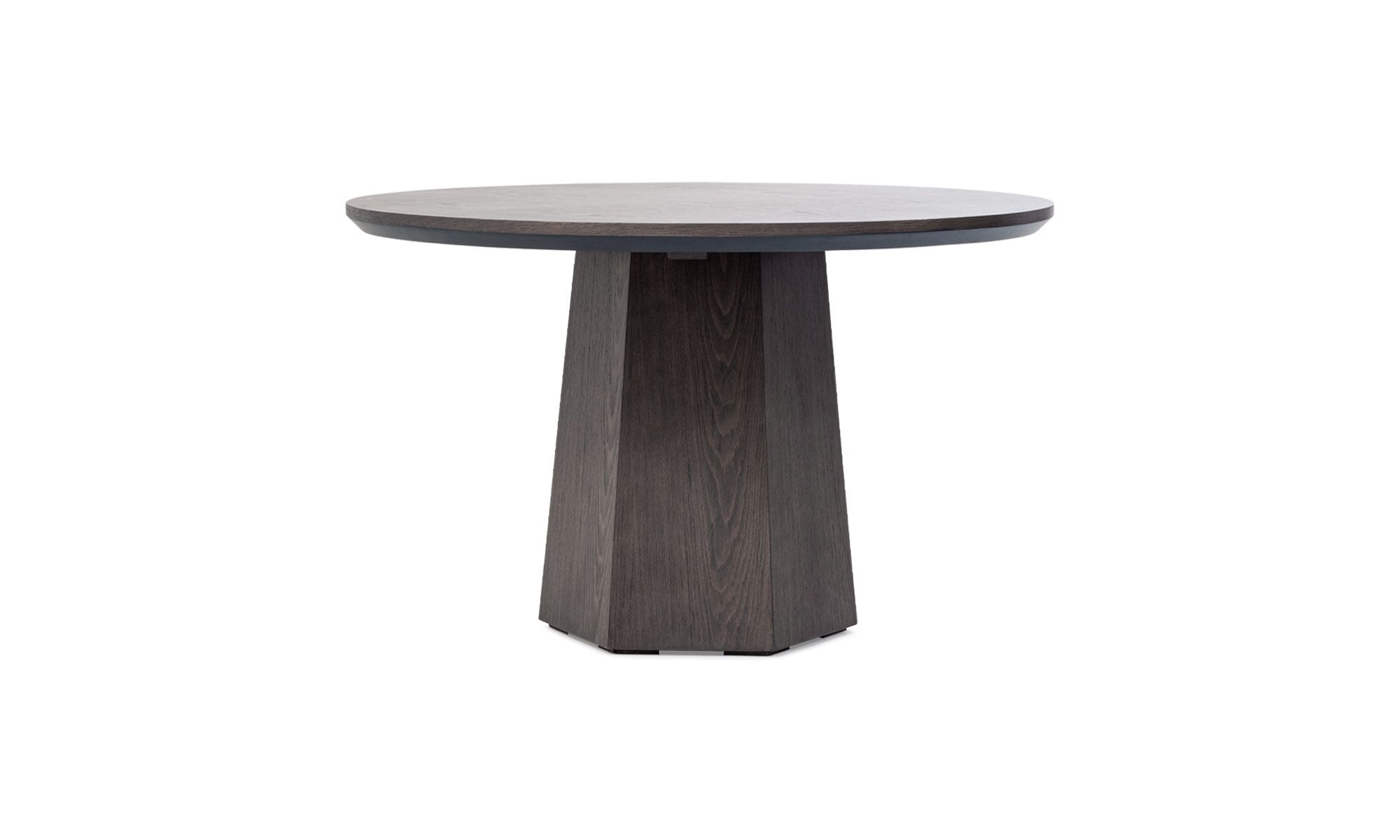 1.MESA-COMEDOR-MILANO-REDONDA Vista frontal de la Mesa Comedor Milano redonda 4 puestos de la marca Aristas. La mesa cuenta con una superficie redonda y elegante en madera, sostenida por una base central robusta.