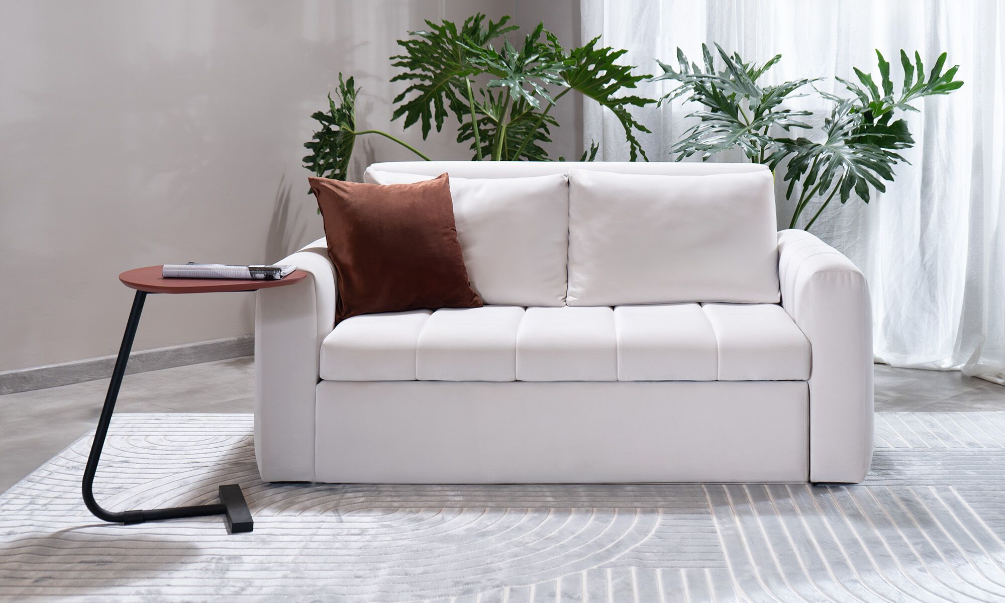 Sofa cama julieta-1 Sofá Cama Julieta de la marca Aristas, visto en perspectiva frontal. Un diseño funcional y moderno de líneas elegantes, con un tapizado suave y cojines acolchados.