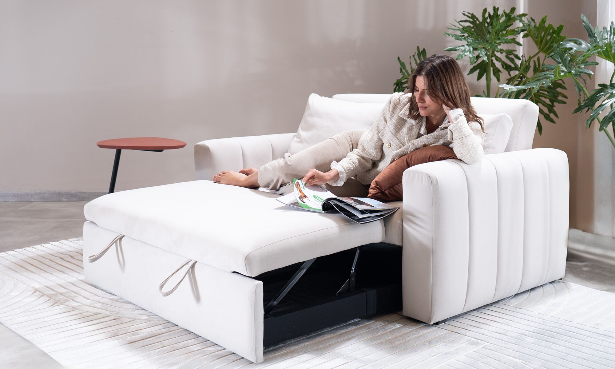 Sofa cama julieta Sofá Cama Julieta de la marca Aristas, visto en perspectiva diagonal. Un diseño elegante y moderno de líneas elegantes, con cojines acolchados y un acabado en tela suave de color neutro.