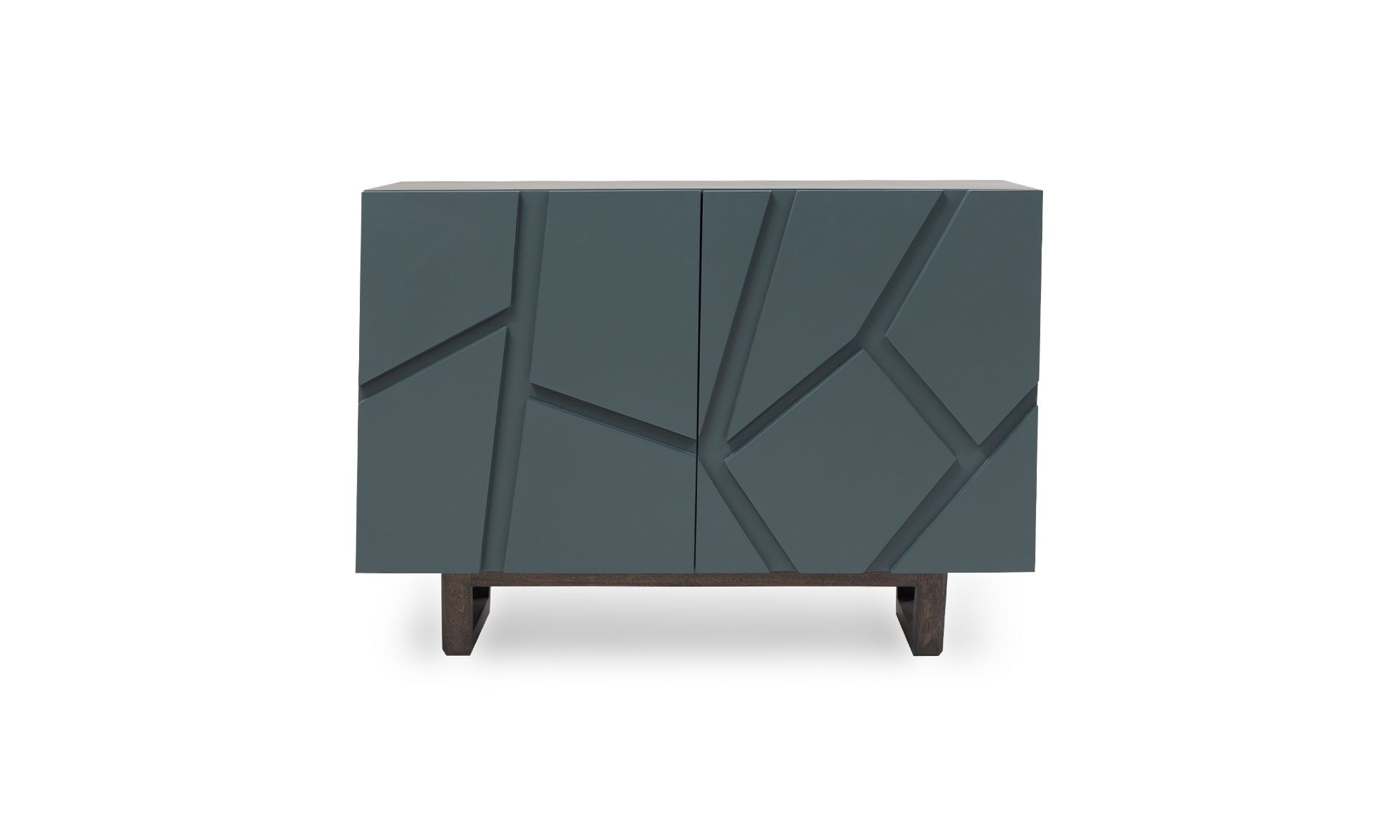 frente (12) Aparador Osaka Sólido 110 de la marca Aristas visto en perspectiva frontal. Este diseño destaca por su estructura robusta y compacta. Tiene dos puertas lisas y un cajón superior de color Royal Blue que lo hacen una opción versátil para distintos espacios contemporáneos.