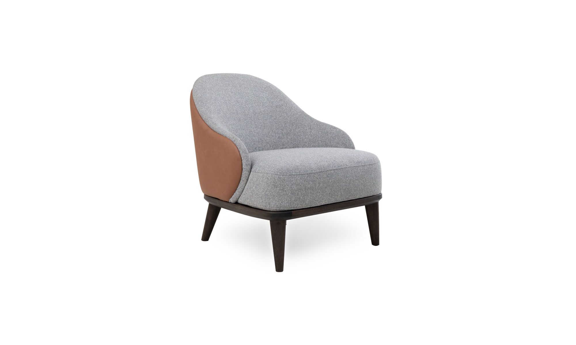 valencia 3.4 Poltrona Valencia de la marca Aristas vista en diagonal. Presenta un diseño moderno con un asiento y respaldo acolchados, y patas en madera color Olmo.