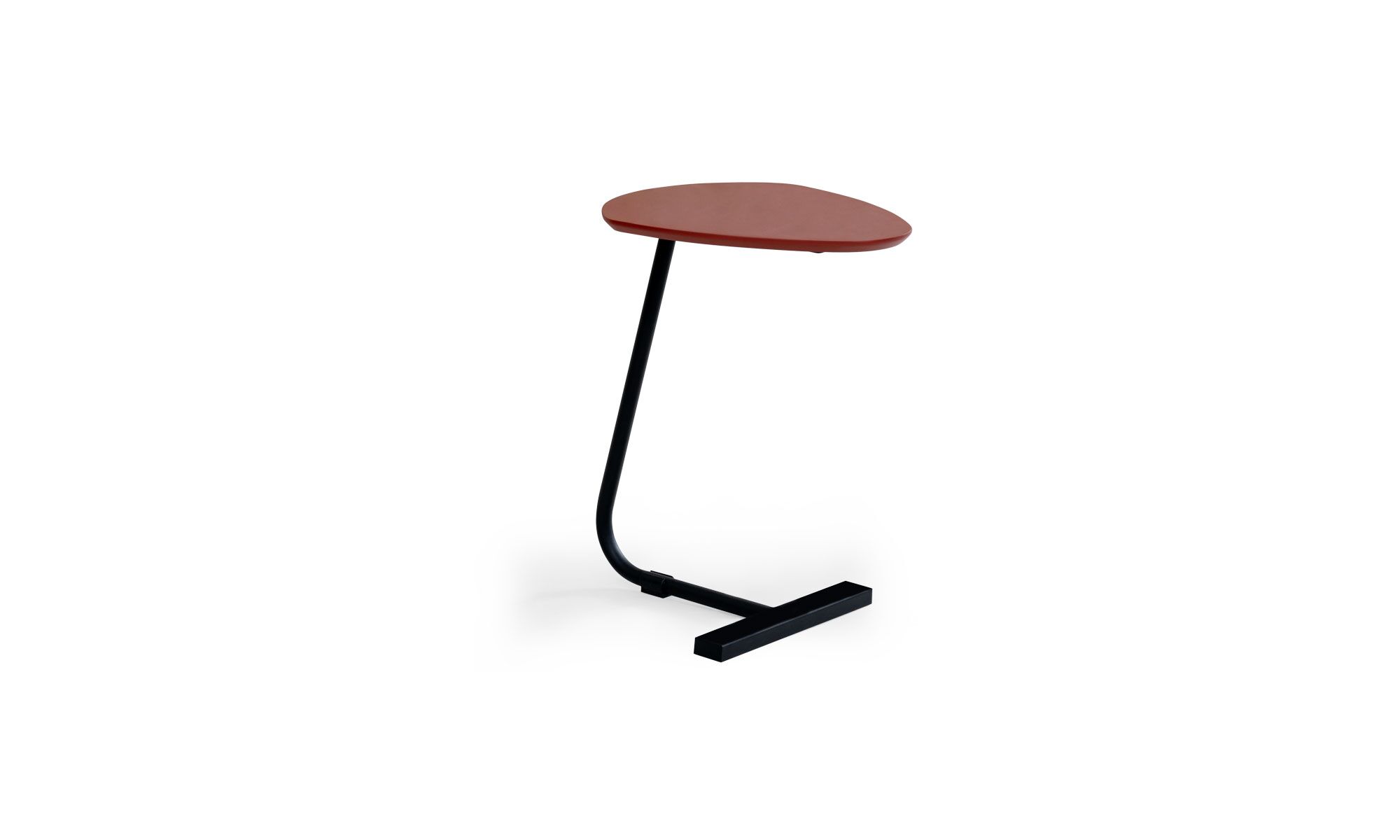 3,4 VIENA AUX Vista diagonal de la Mesa Auxiliar Viena Sólido de Aristas. Un diseño elegante y minimalista, con un tablero liso en madera color Rosso, y, una base metálica, delgada y curva.