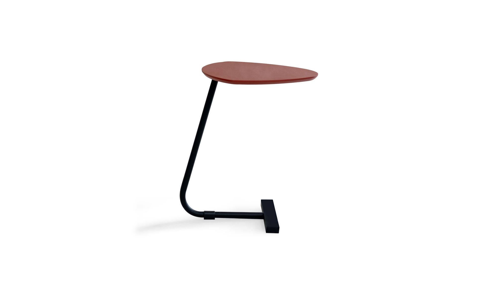 lado VIENA AUX Vista lateral de la Mesa Auxiliar Viena Sólido de Aristas. Un diseño elegante y minimalista, con un tablero liso en madera. Su base metálica delgada y geométrica en color oscuro proporciona estabilidad y un toque moderno.