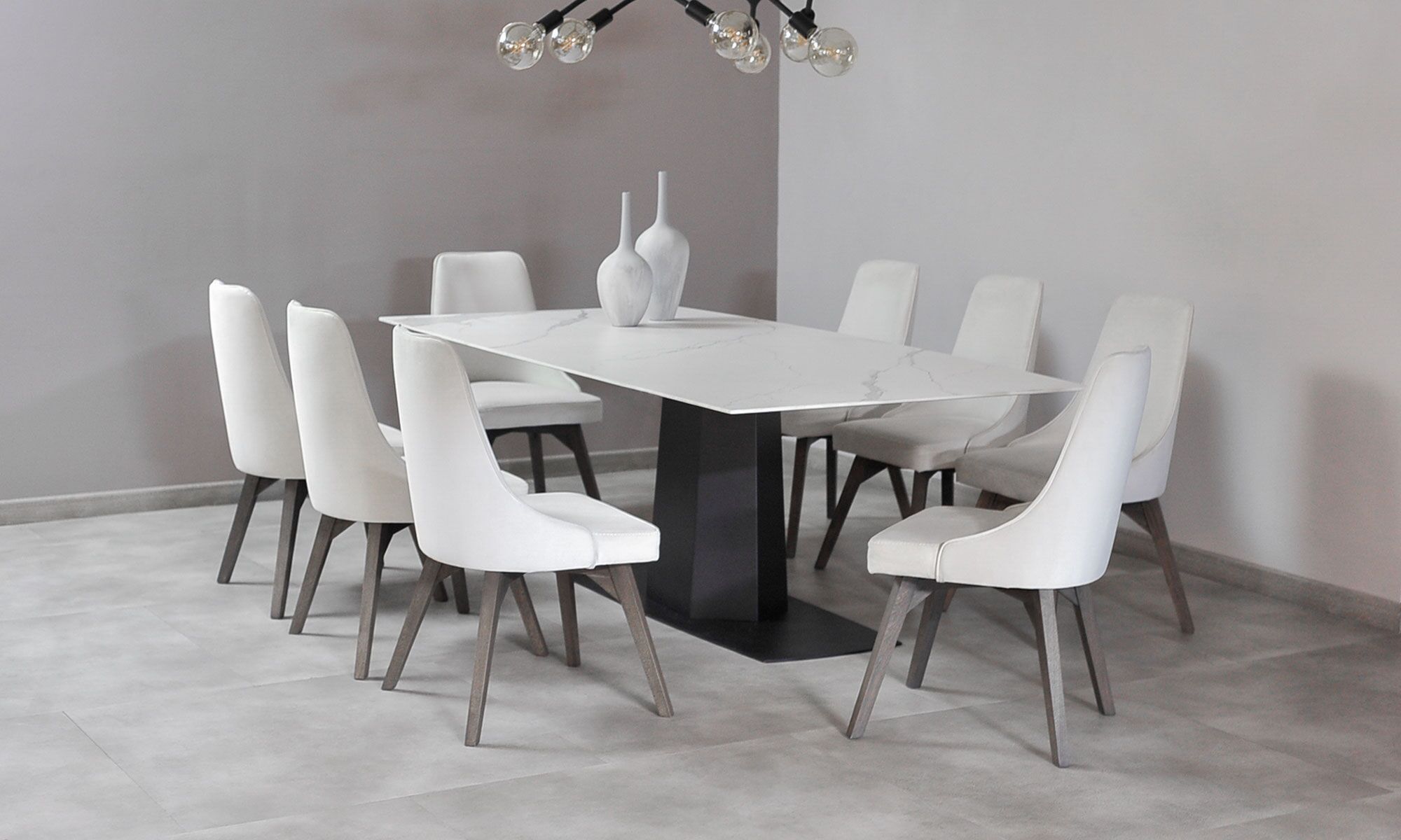 1.AMBIENTE-COMEDOR-NAPOLES-CERAMICA-6-SILLAS-VELA Mesa Comedor Nápoles Cerámica y 8 sillas Vela de la marca Aristas vista lateral. La mesa tiene un diseño moderno rectangular con una elegante superficie en cerámica blanca. Las sillas Vela presentan un diseño estilizado con respaldo alto y líneas limpias.