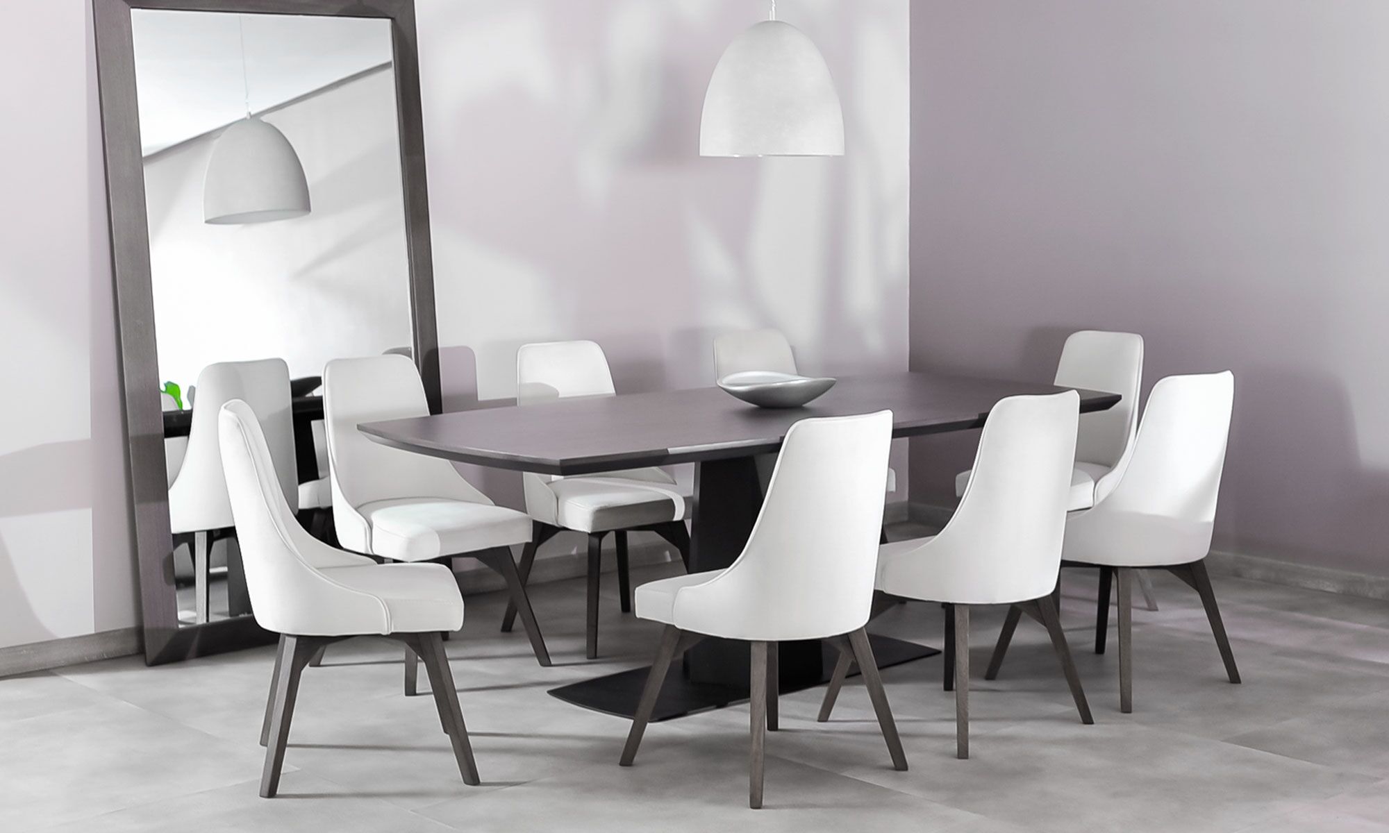 AMBIENTE-COMEDOR-NAPOLES-MADERA-SILLAS-VELA Vista diagonal de la Mesa Comedor Nápoles con 8 sillas Vela de la marca Aristas. La mesa tiene un diseño rectangular con una superficie lisa y acabados modernos, mientras que las sillas Vela tienen un respaldo alto y líneas sencillas que complementan el conjunto.