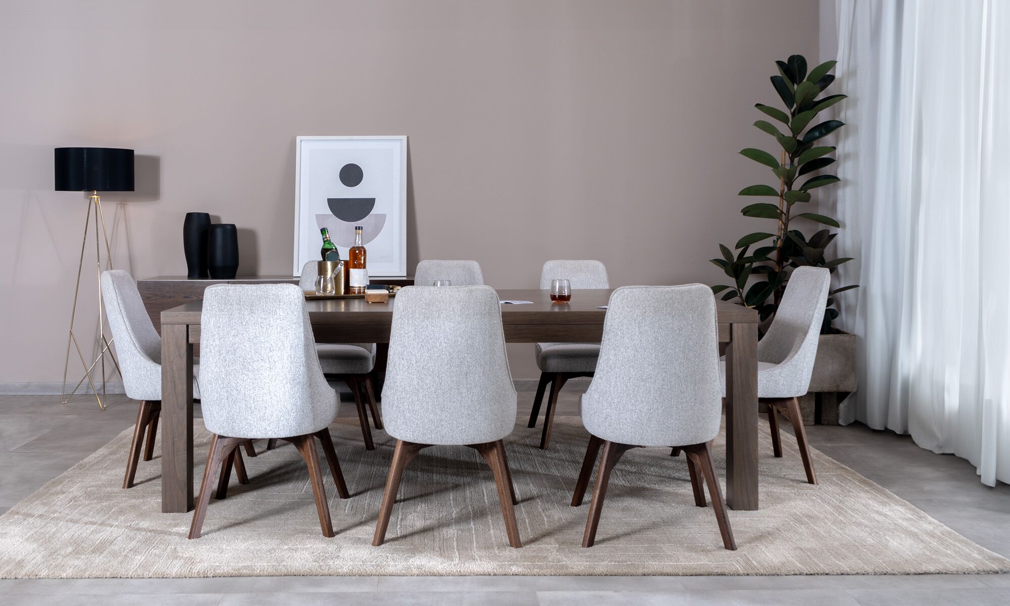 Comedor New Parson + 8 sillas vela Vista frontal de la Mesa de Comedor New Parson con 8 sillas Vela de la marca Aristas. La mesa presenta un diseño moderno de líneas limpias en madera, mientras que las sillas, con un tapizado suave y respaldo alto, complementan el conjunto con un estilo elegante y contemporáneo.