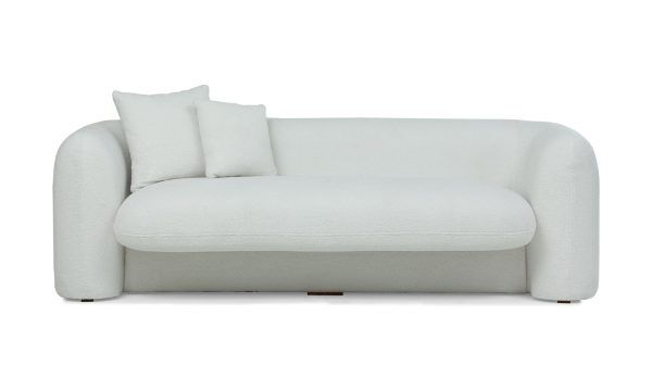 Sofá Milan de la marca Aristas, visto en perspectiva frontal. Un diseño moderno y acolchado, con un tapizado en tejido suave de color Boucle Blanco.