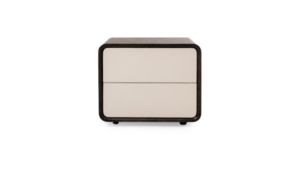 Nochero Madrid 55 CM de la marca Aristas visto frontal. Un diseño compacto y elegante con una estructura rectangular en roble europeo.
