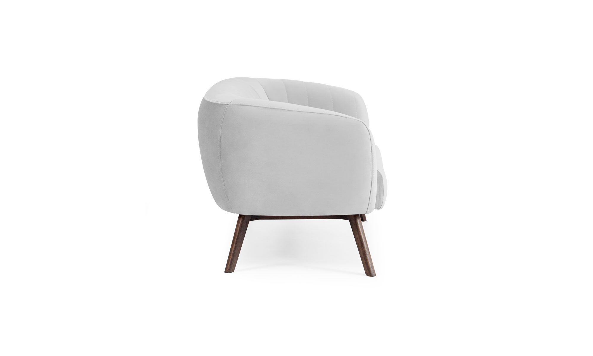 Sofá Kaira LAdo- Vista lateral del Sofá Kaira de Aristas. Este sofá presenta un diseño de líneas limpias y elegantes, con tapizado en tela de tono neutro, y patas en madera color Chocolate.