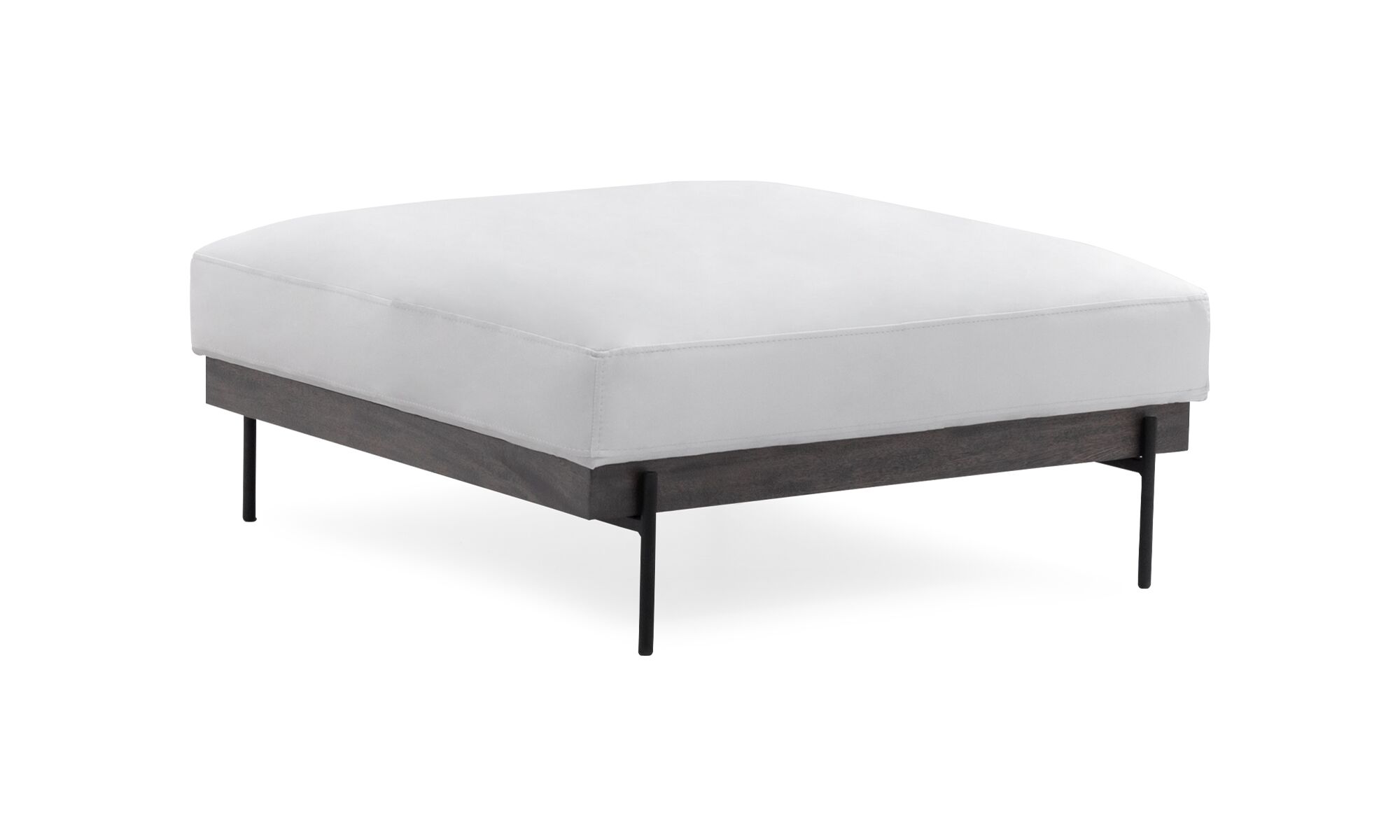 2.-Puff-Maia Vista diagonal del Puff Maia de la marca Aristas. Presenta un asiento cuadrado de líneas limpias, con una base elegante en madera y patas discretas en metal.