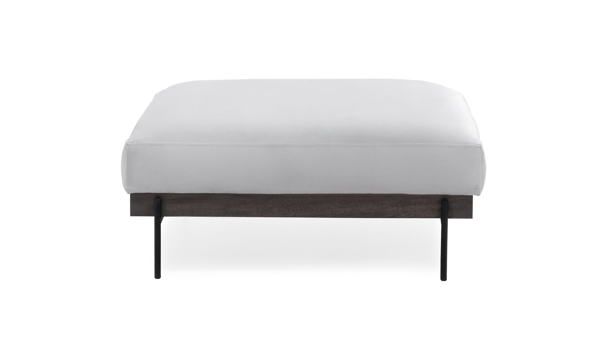 3.-Puff-Maia Vista frontal del Puff Maia de la marca Aristas. Un diseño elegante y compacto que presenta un asiento acolchado de líneas limpias, tapizado suave y una base moderna en madera color Ceniza.